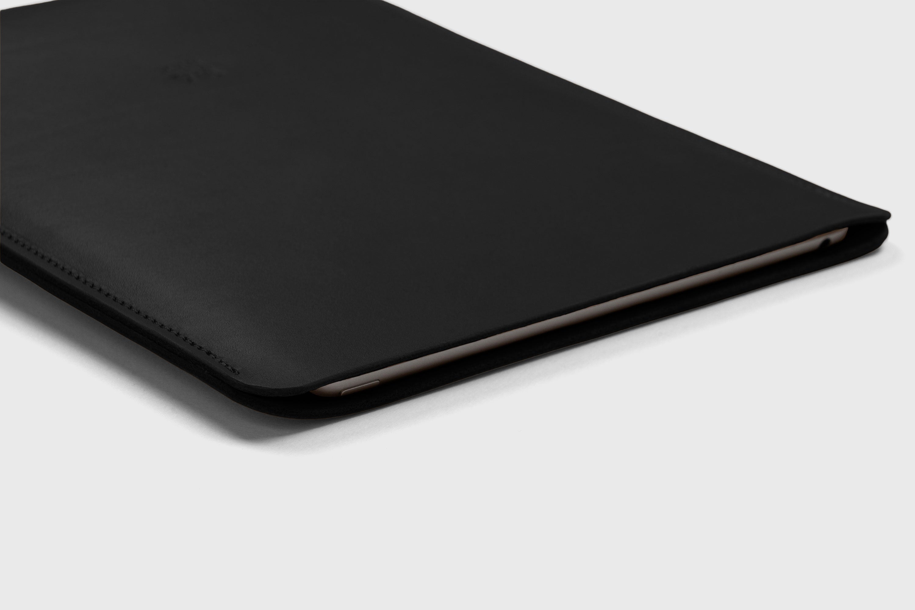 Leather Slip Sleeve For iPad Black Color Premium Handcrafted Quality Full Grain Vegetable Tanned Leather Minimalistic Modern Independent Designer Atelier Madre Manuel Dreesmann Barcelona Spain