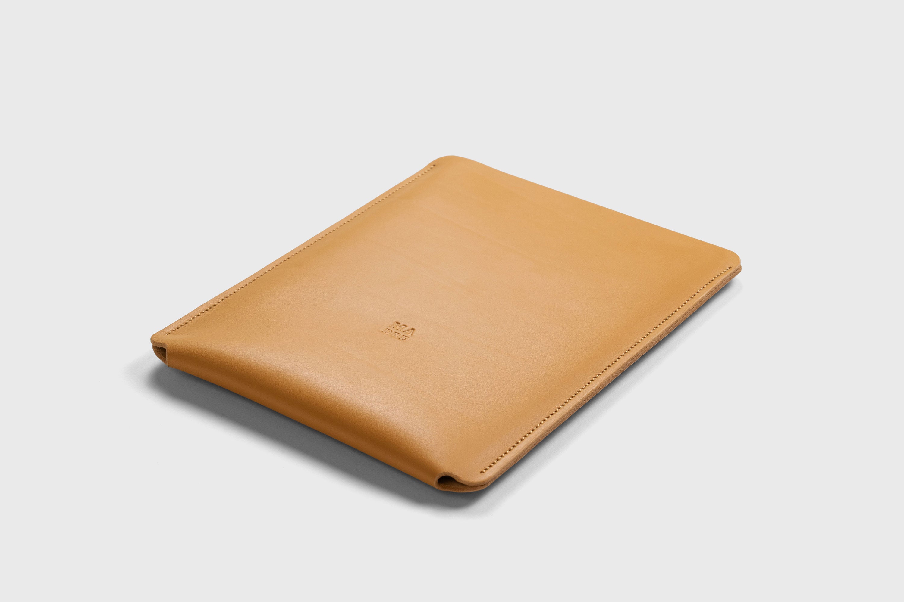 Leather Slip Sleeve For iPad Brown Color Premium Handcrafted Quality Full Grain Vegetable Tanned Leather Minimalistic Modern Independent Designer Atelier Madre Manuel Dreesmann Barcelona Spain