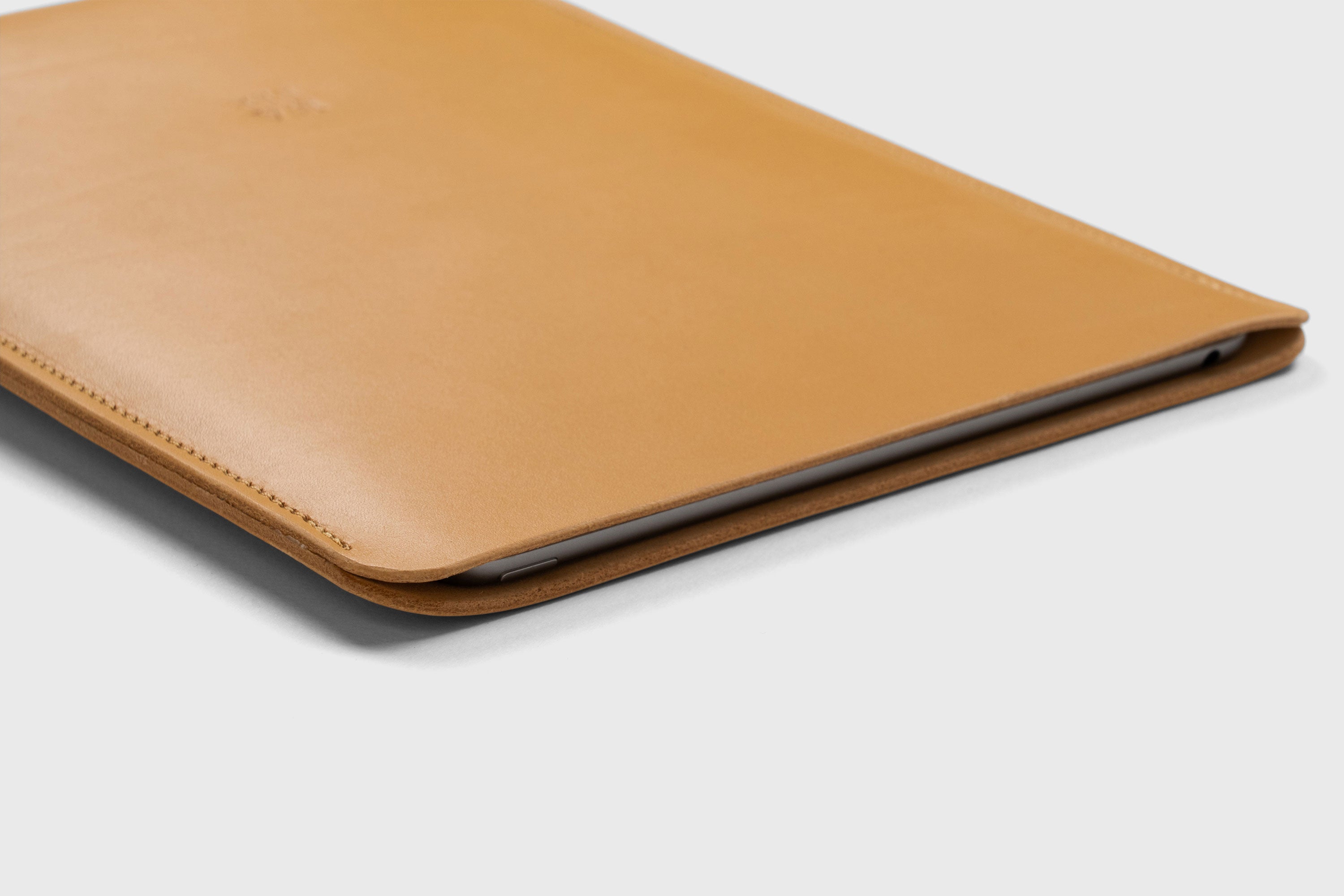 Leather Slip Sleeve For iPad Brown Color Premium Handcrafted Quality Full Grain Vegetable Tanned Leather Minimalistic Modern Independent Designer Atelier Madre Manuel Dreesmann Barcelona Spain