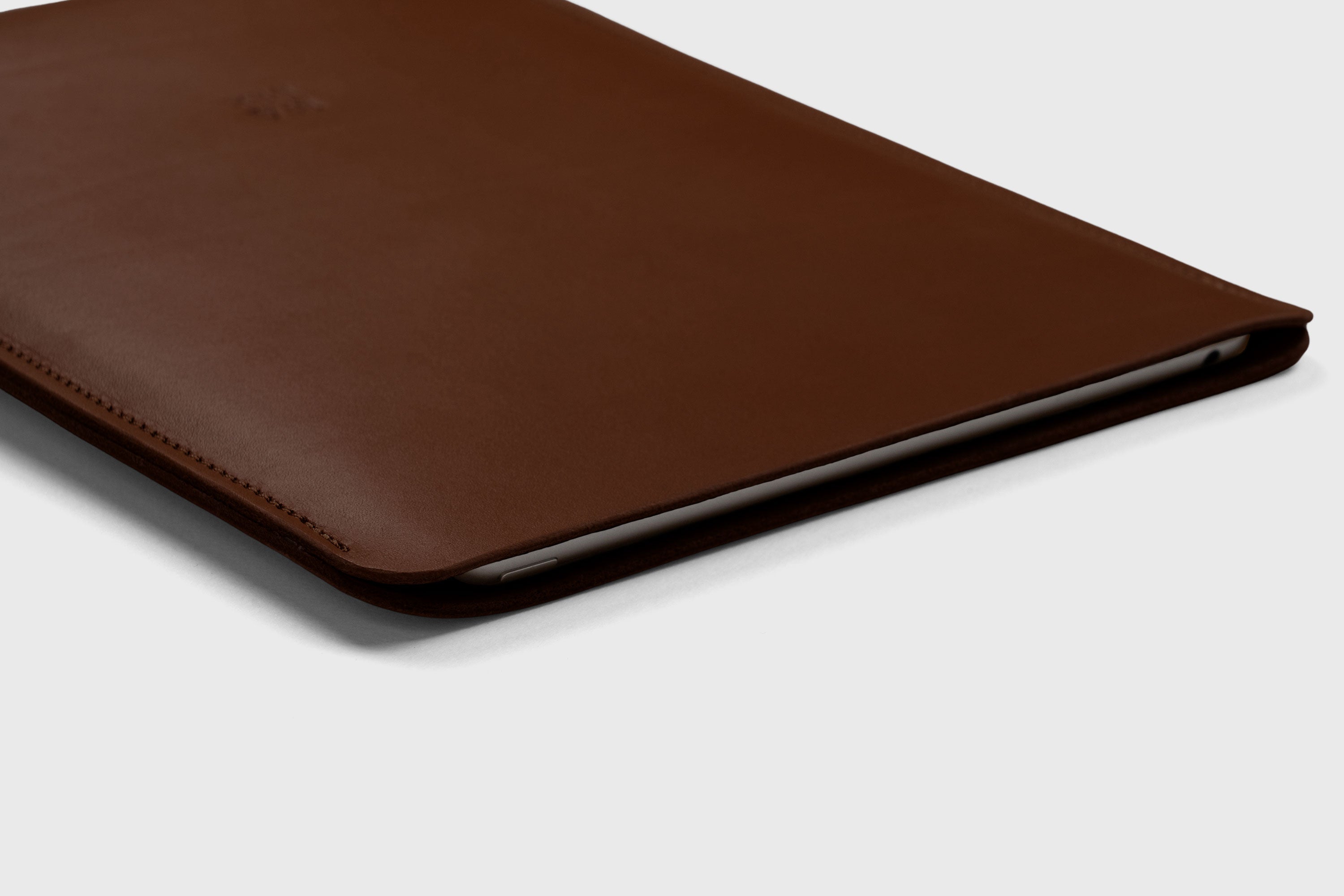 Leather Slip Sleeve For iPad Dark Brown Color Premium Handcrafted Quality Full Grain Vegetable Tanned Leather Minimalistic Modern Independent Designer Atelier Madre Manuel Dreesmann Barcelona Spain