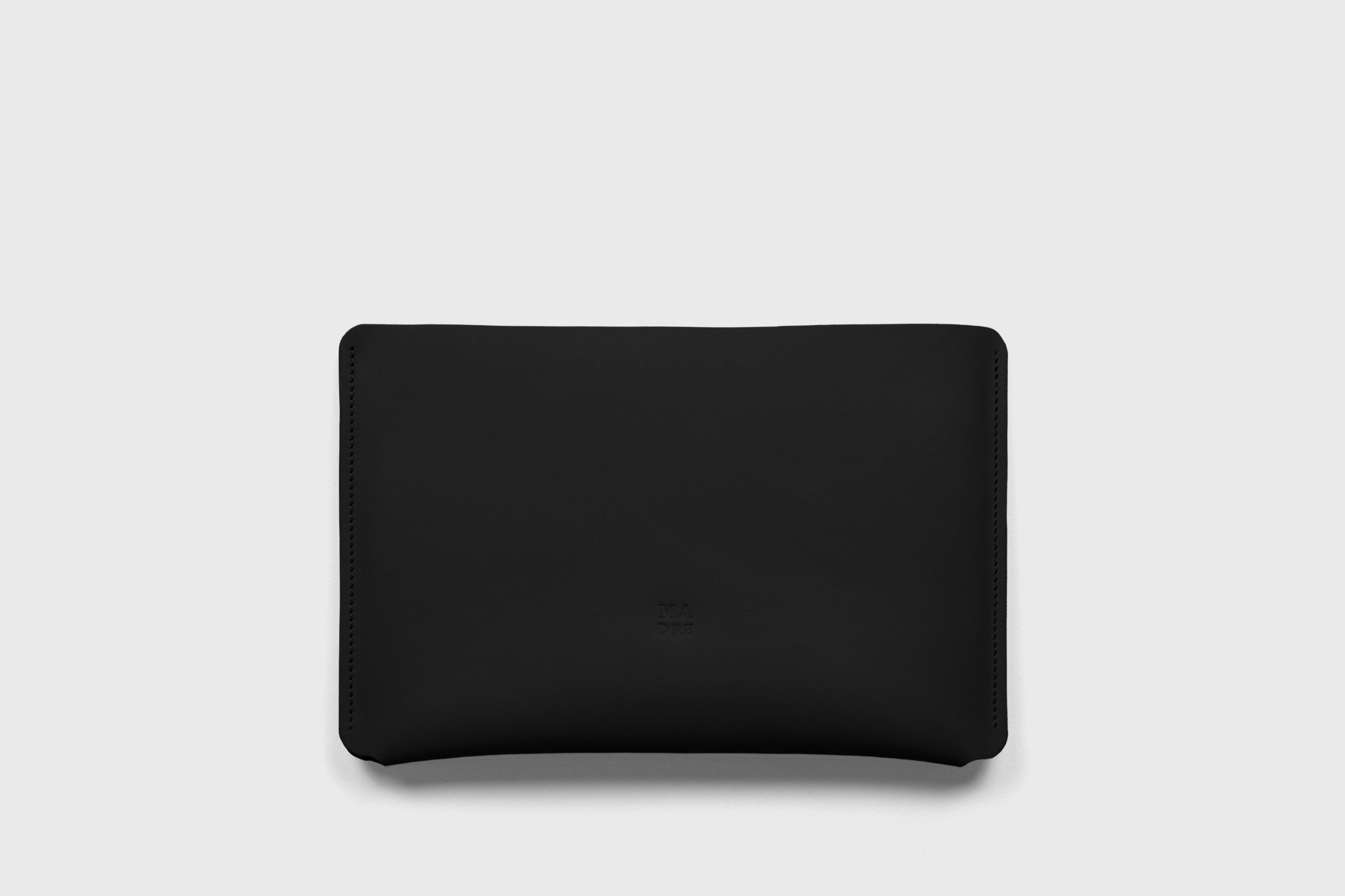 Leather Sleeves for iPad Horizontal Black Color High Quality Premium Minimalist Modern Design Full Grain Vegetable Tanned Leather Protection Luxury Atelier Madre Manuel Dreesmann Barcelona Spain