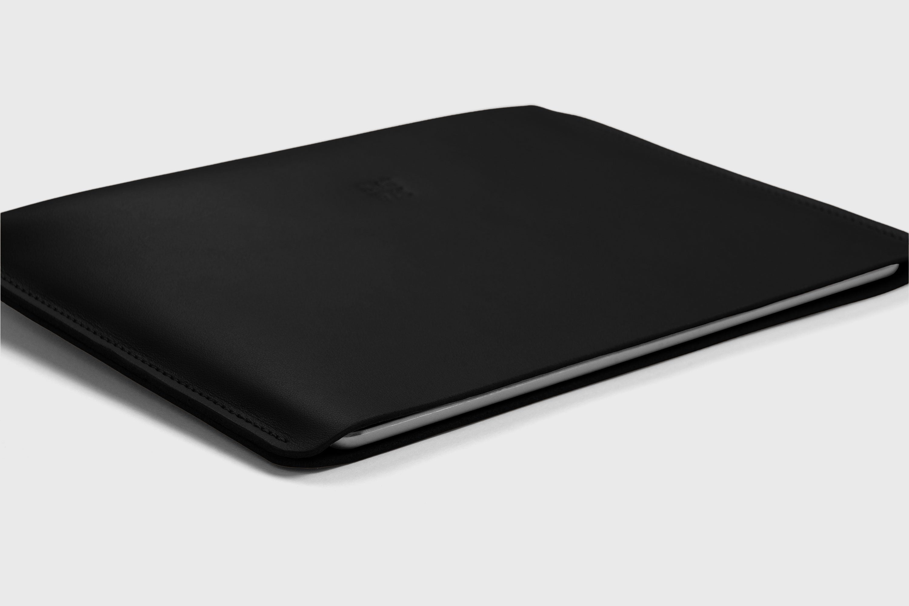Leather Sleeves for iPad Horizontal Black Color High Quality Premium Minimalist Modern Design Full Grain Vegetable Tanned Leather Protection Luxury Atelier Madre Manuel Dreesmann Barcelona Spain