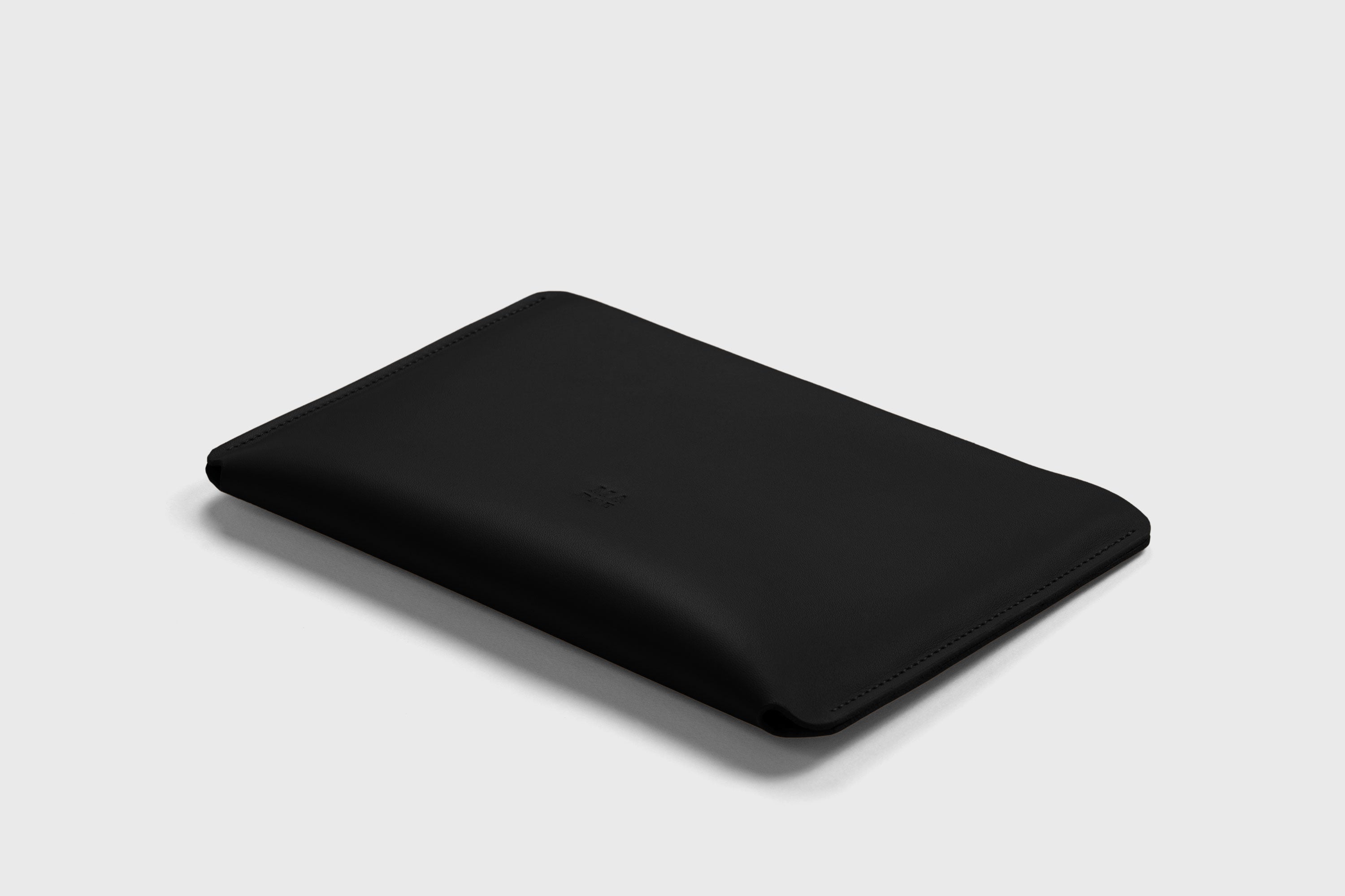 Leather Sleeves for iPad Horizontal Black Color High Quality Premium Minimalist Modern Design Full Grain Vegetable Tanned Leather Protection Luxury Atelier Madre Manuel Dreesmann Barcelona Spain