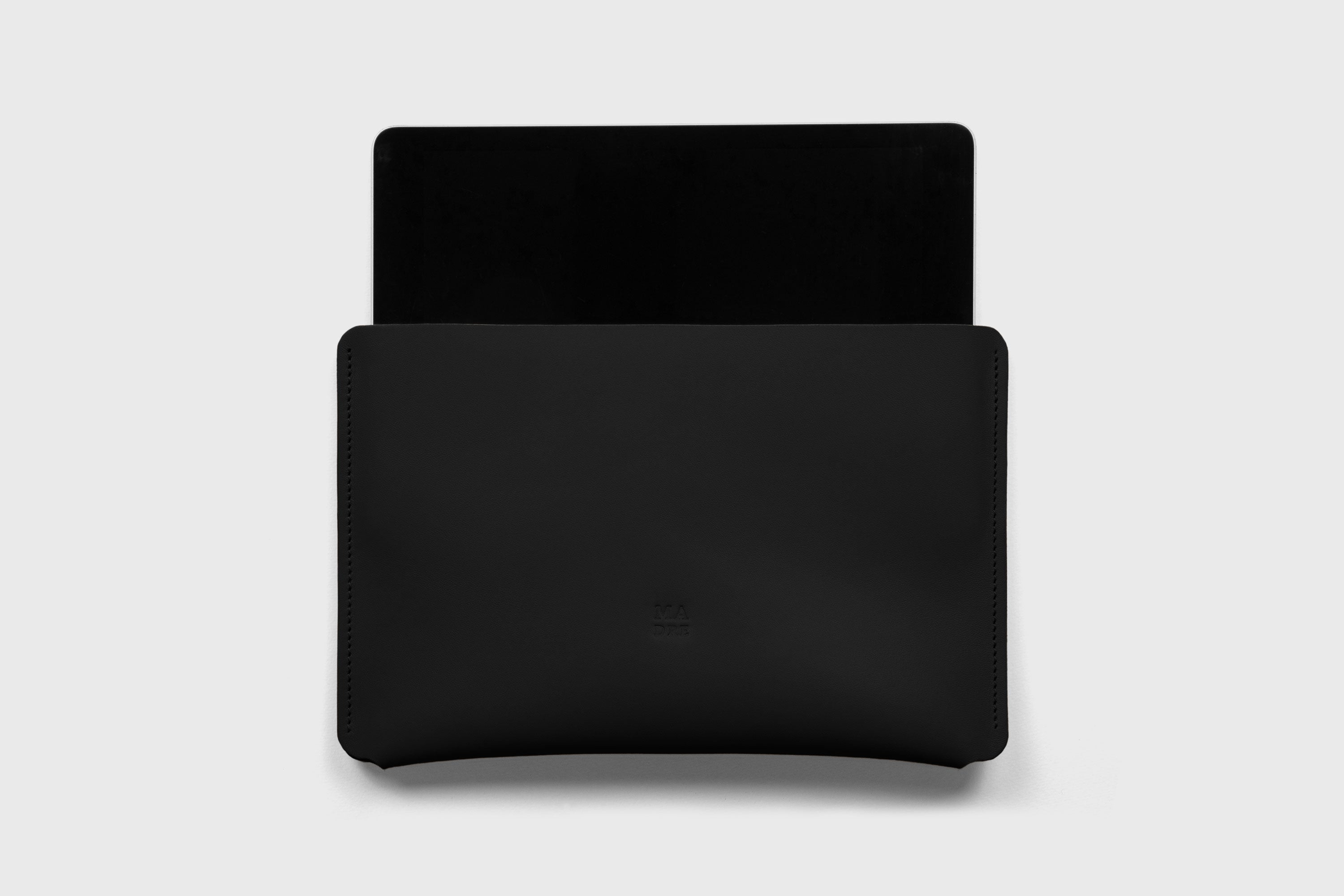 Leather Sleeves for iPad Horizontal Black Color High Quality Premium Minimalist Modern Design Full Grain Vegetable Tanned Leather Protection Luxury Atelier Madre Manuel Dreesmann Barcelona Spain