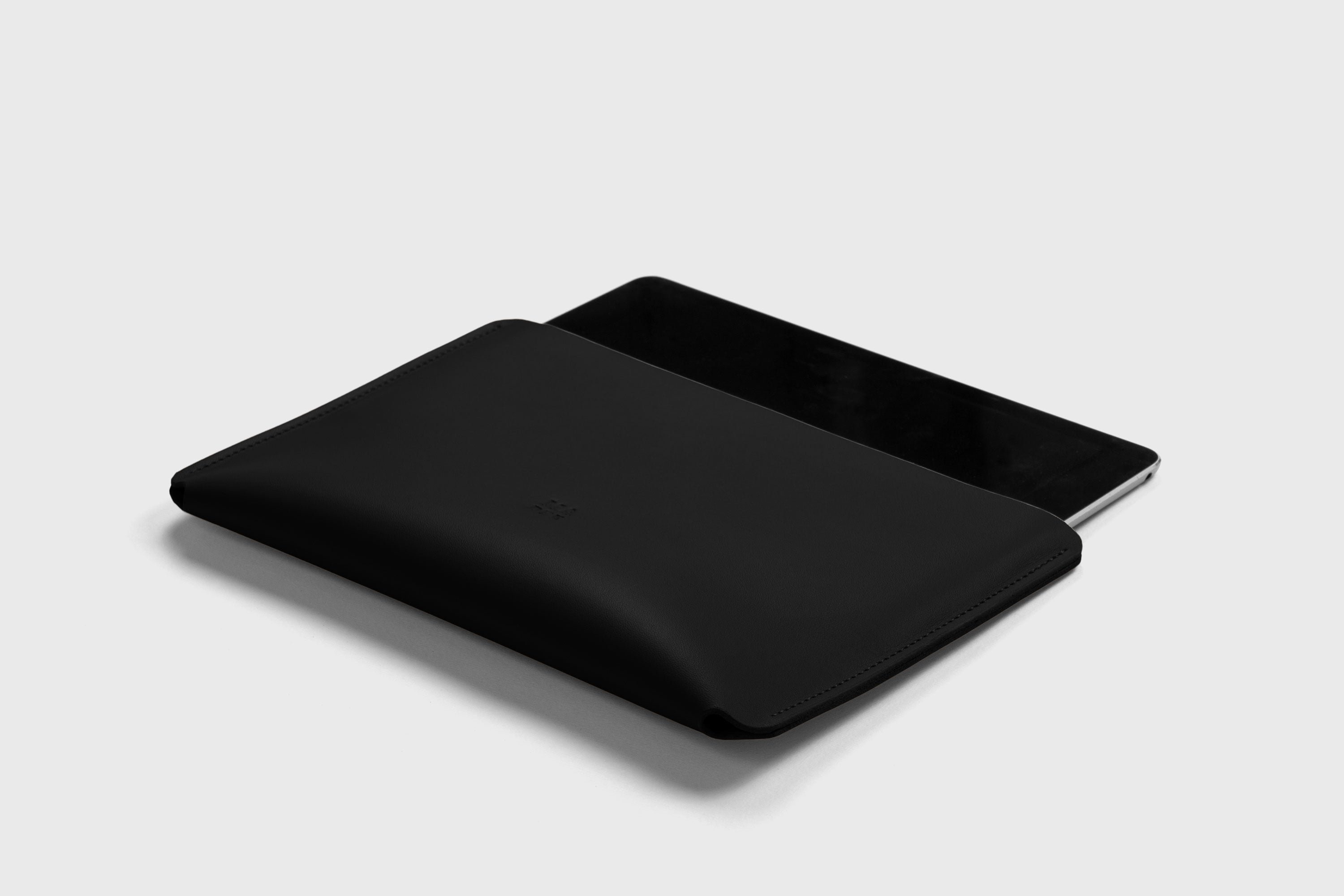 Leather Sleeves for iPad Horizontal Black Color High Quality Premium Minimalist Modern Design Full Grain Vegetable Tanned Leather Protection Luxury Atelier Madre Manuel Dreesmann Barcelona Spain
