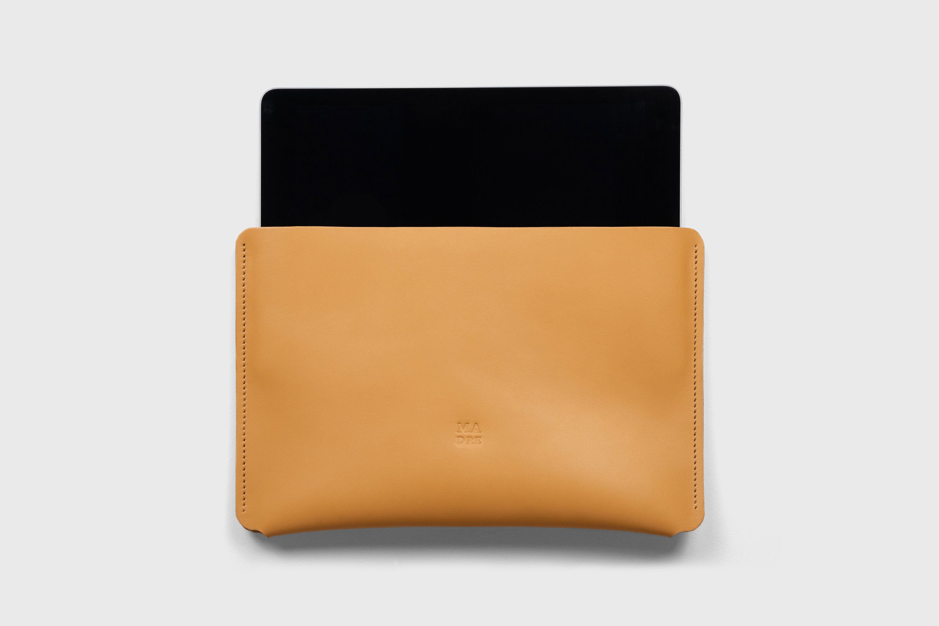 Leather Sleeves for iPad Horizontal Brown Color High Quality Premium Minimalist Modern Design Full Grain Vegetable Tanned Leather Protection Luxury Atelier Madre Manuel Dreesmann Barcelona Spain
