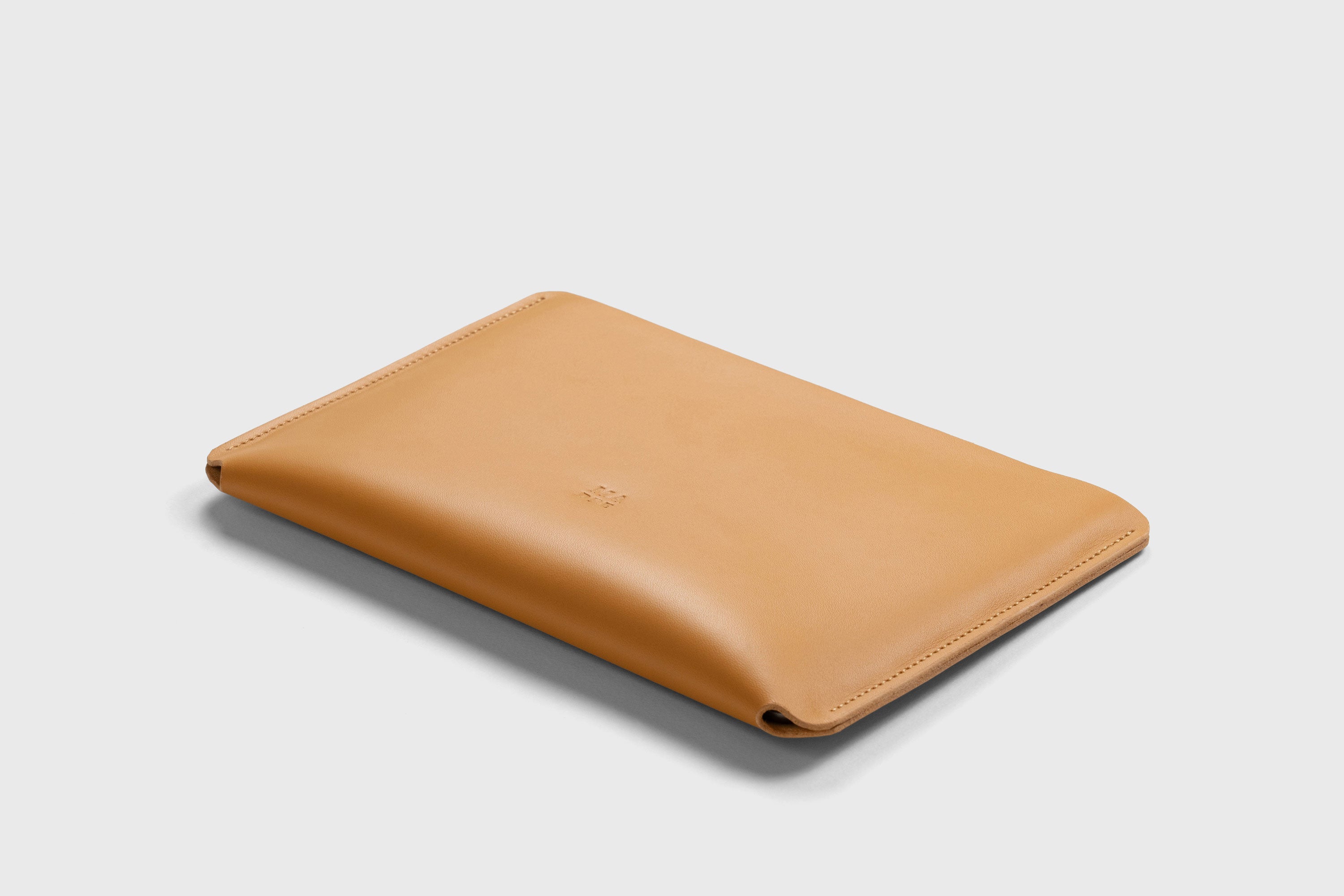 Leather Sleeves for iPad Horizontal Brown Color High Quality Premium Minimalist Modern Design Full Grain Vegetable Tanned Leather Protection Luxury Atelier Madre Manuel Dreesmann Barcelona Spain