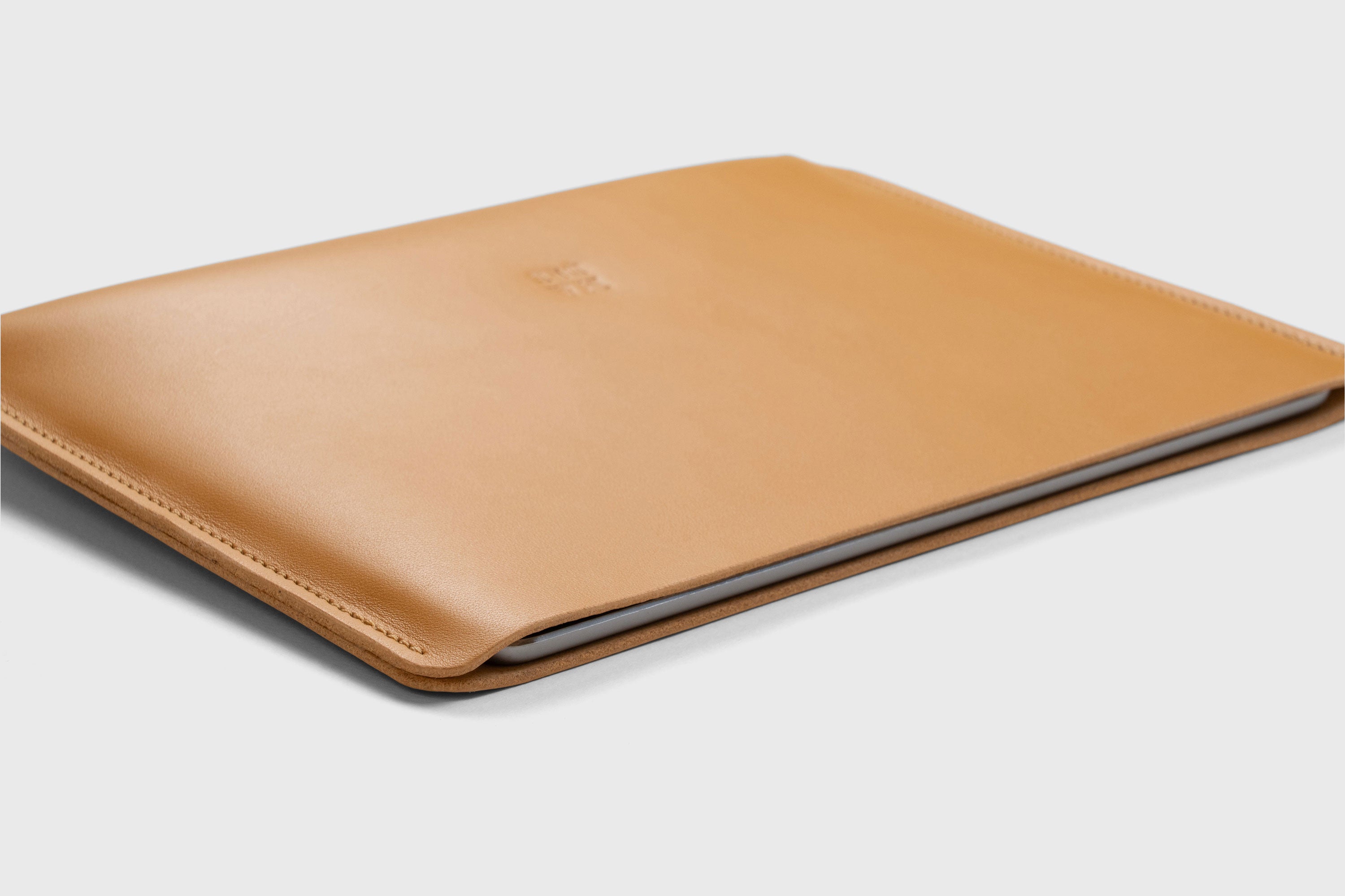 Leather Sleeves for iPad Horizontal Brown Color High Quality Premium Minimalist Modern Design Full Grain Vegetable Tanned Leather Protection Luxury Atelier Madre Manuel Dreesmann Barcelona Spain