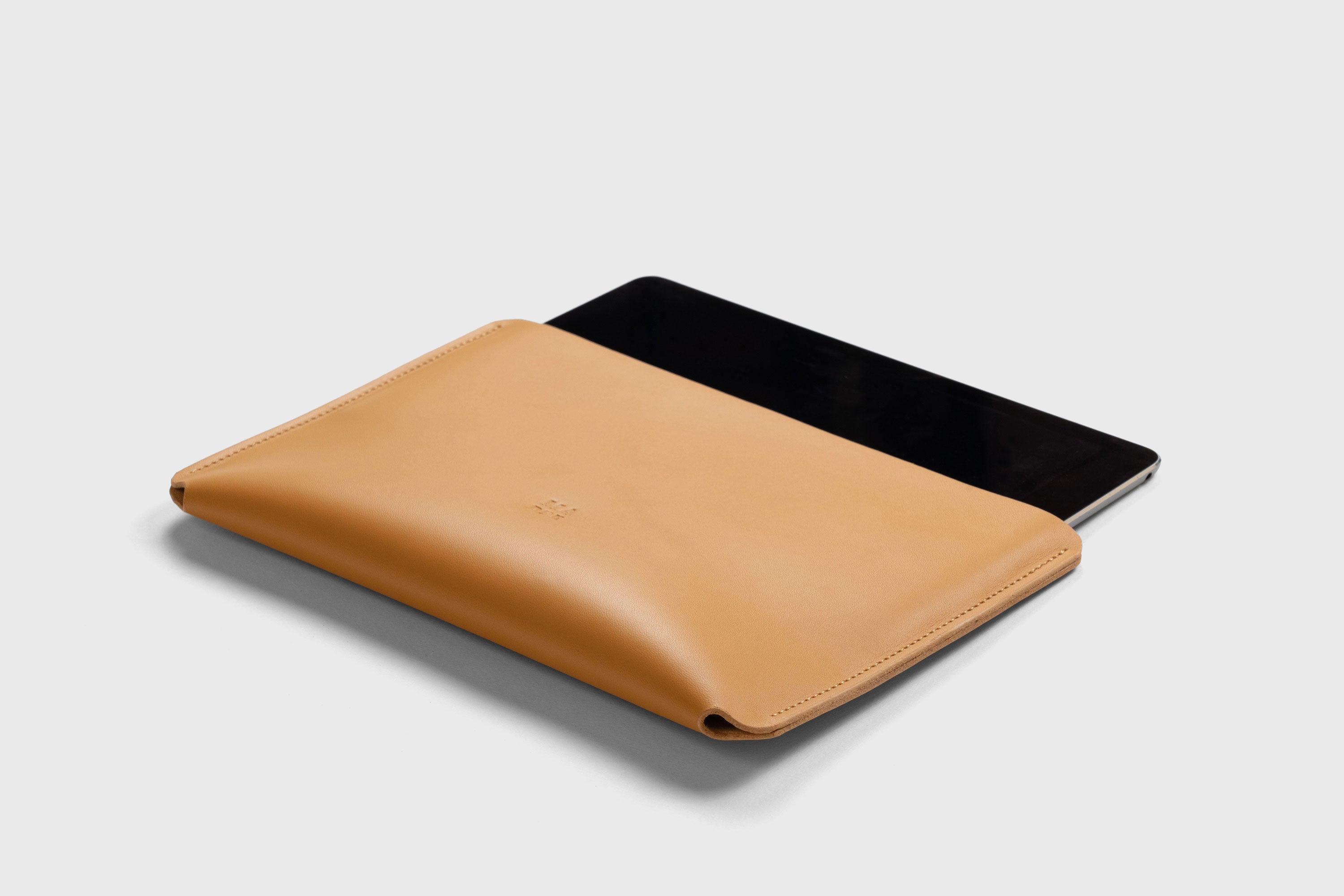 Leather Sleeves for iPad Horizontal Brown Color High Quality Premium Minimalist Modern Design Full Grain Vegetable Tanned Leather Protection Luxury Atelier Madre Manuel Dreesmann Barcelona Spain