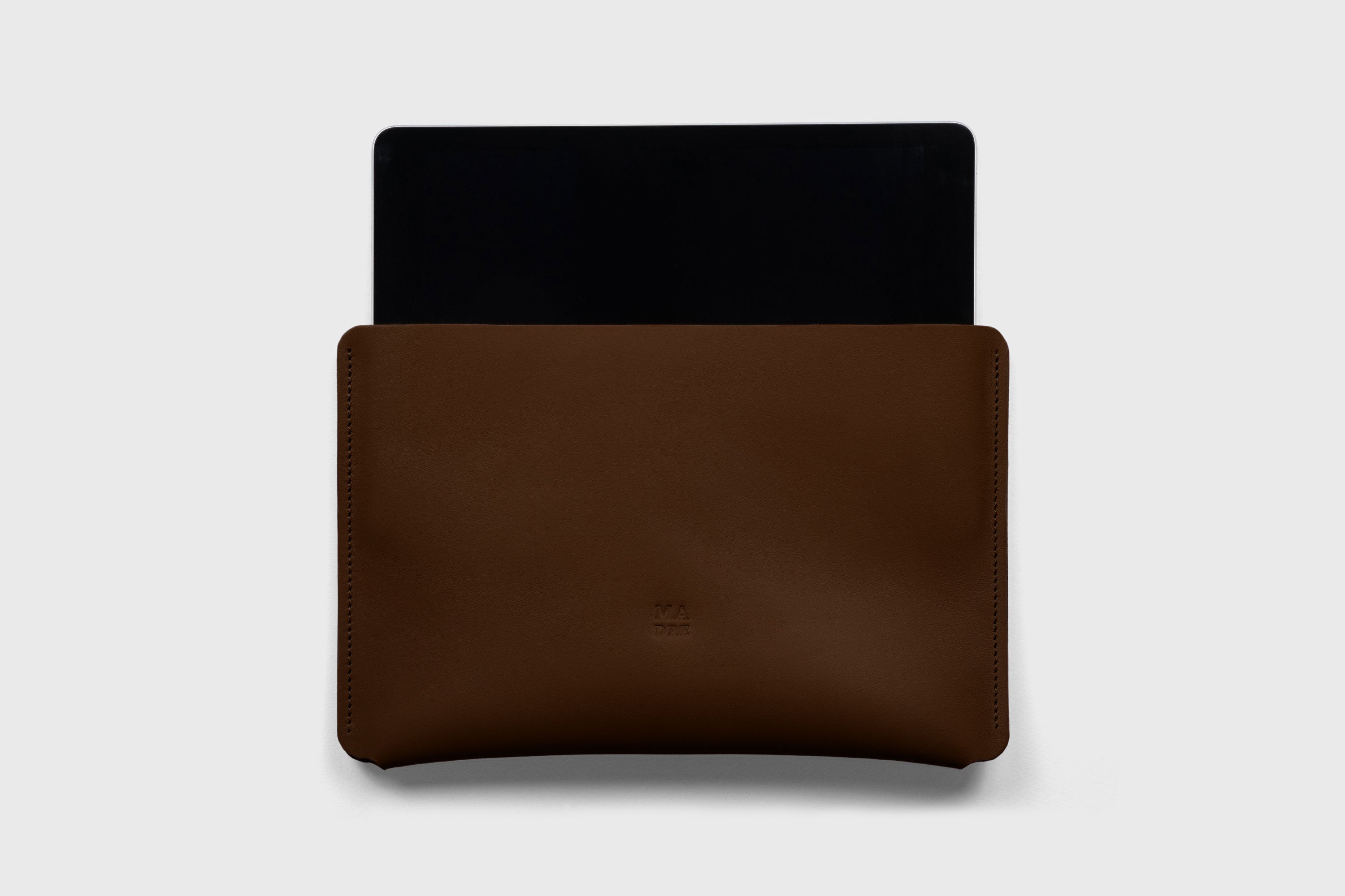 Leather Sleeves for iPad Horizontal Dark Brown Color High Quality Premium Minimalist Modern Design Full Grain Vegetable Tanned Leather Protection Luxury Atelier Madre Manuel Dreesmann Barcelona Spain
