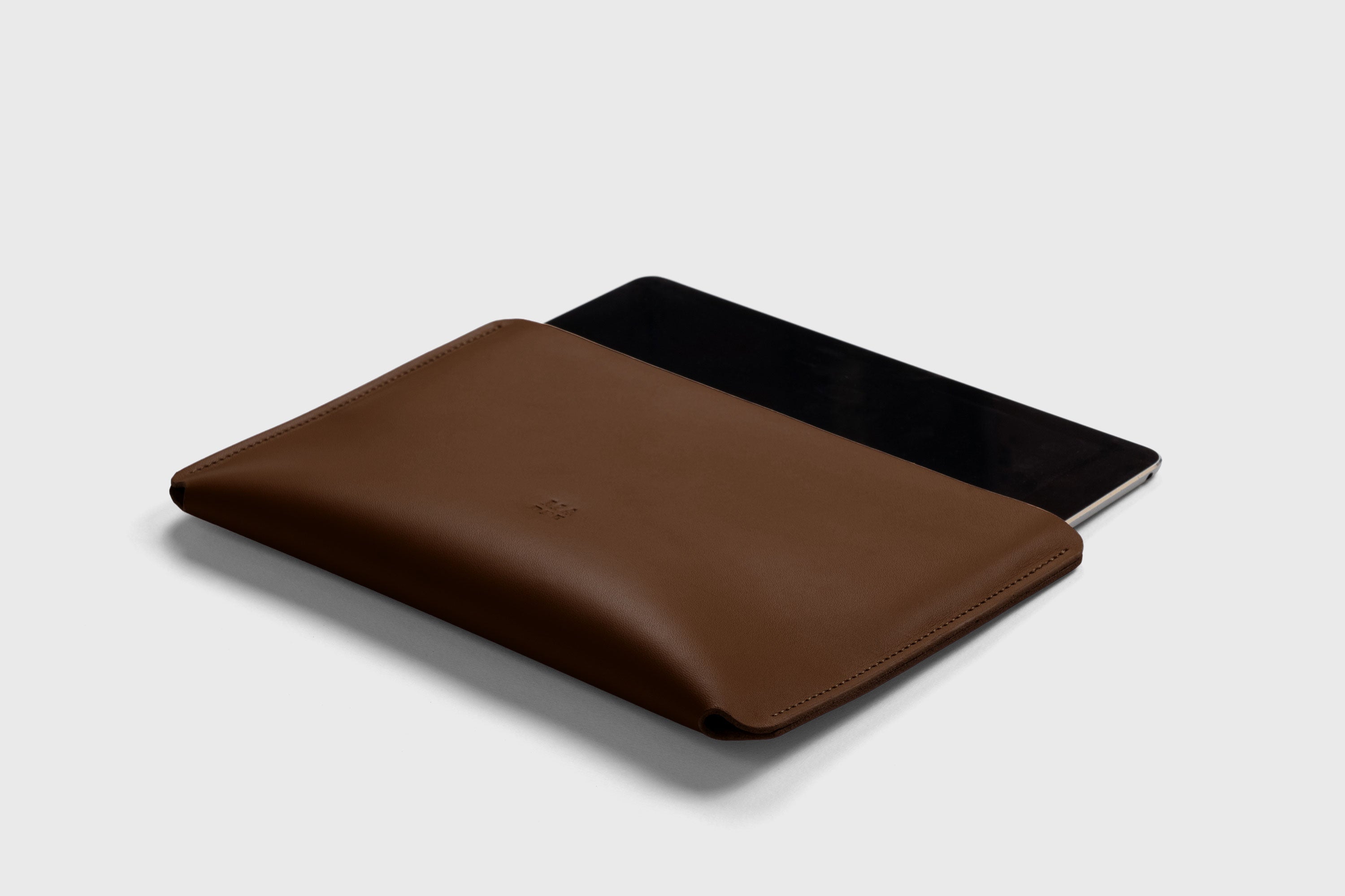 Leather Sleeves for iPad Horizontal Dark Brown Color High Quality Premium Minimalist Modern Design Full Grain Vegetable Tanned Leather Protection Luxury Atelier Madre Manuel Dreesmann Barcelona Spain