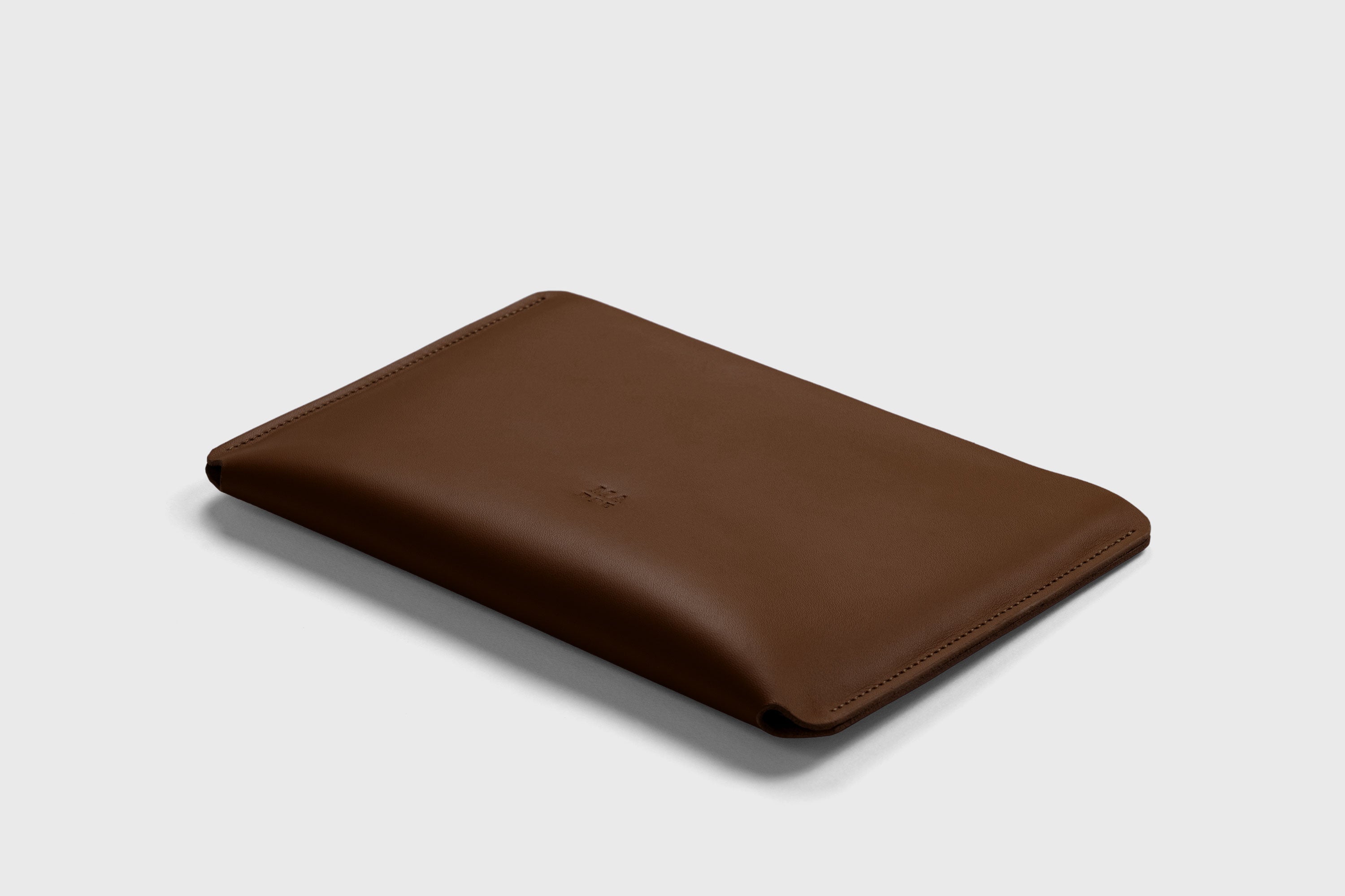 Leather Sleeves for iPad Horizontal Dark Brown Color High Quality Premium Minimalist Modern Design Full Grain Vegetable Tanned Leather Protection Luxury Atelier Madre Manuel Dreesmann Barcelona Spain