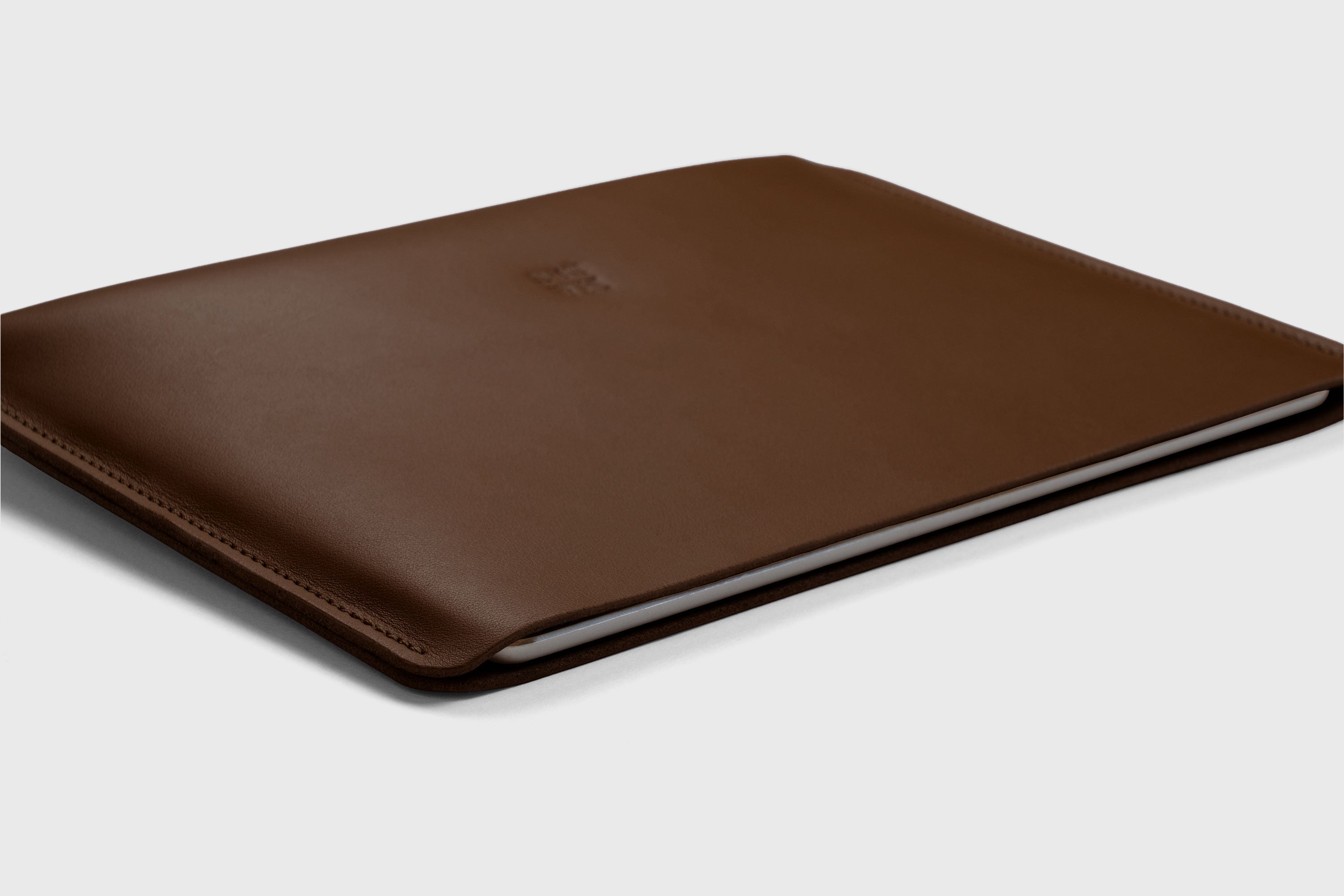 Leather Sleeves for iPad Horizontal Dark Brown Color High Quality Premium Minimalist Modern Design Full Grain Vegetable Tanned Leather Protection Luxury Atelier Madre Manuel Dreesmann Barcelona Spain