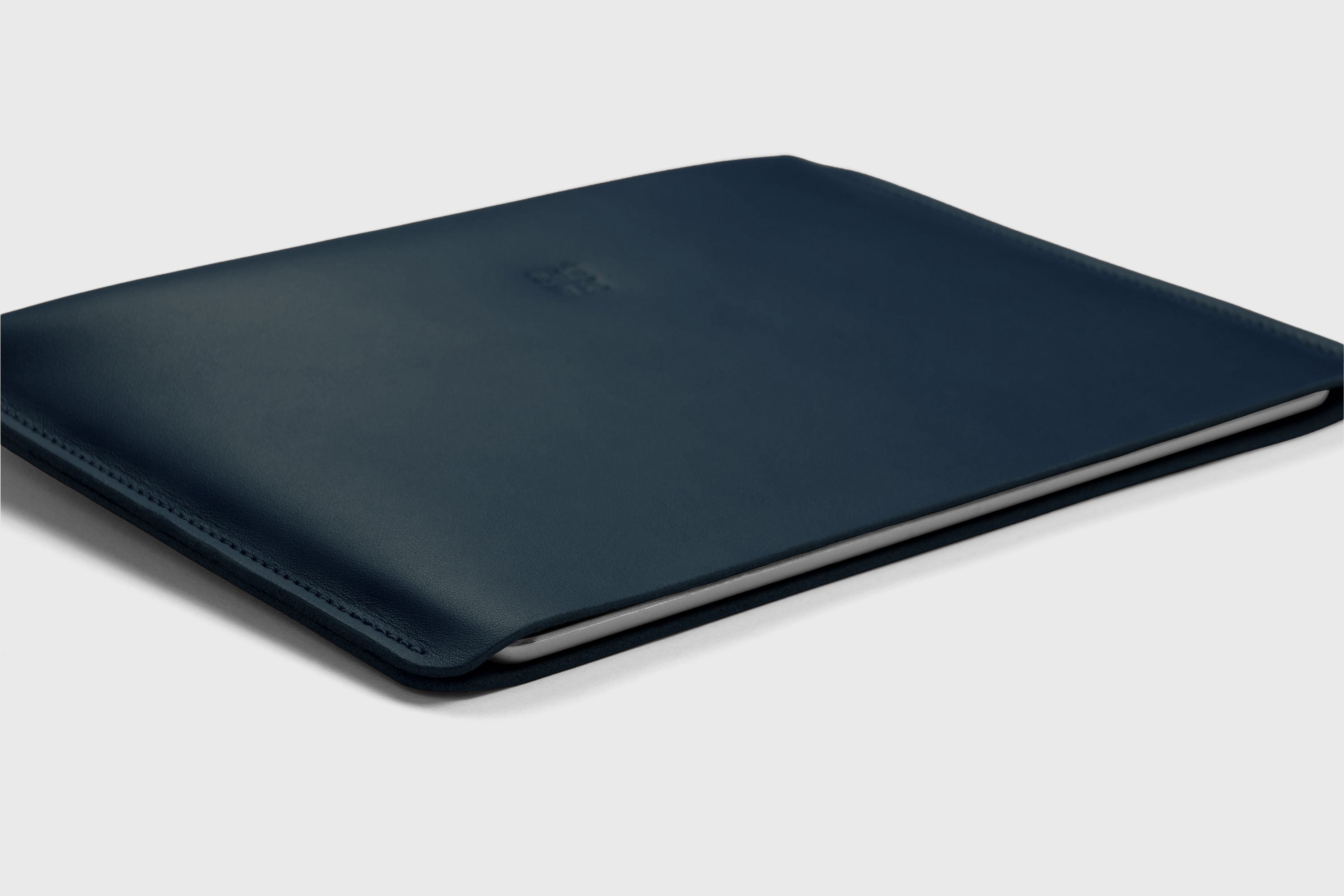 Leather Sleeves for iPad Horizontal Marine Blue Color High Quality Premium Minimalist Modern Design Full Grain Vegetable Tanned Leather Protection Luxury Atelier Madre Manuel Dreesmann Barcelona Spain
