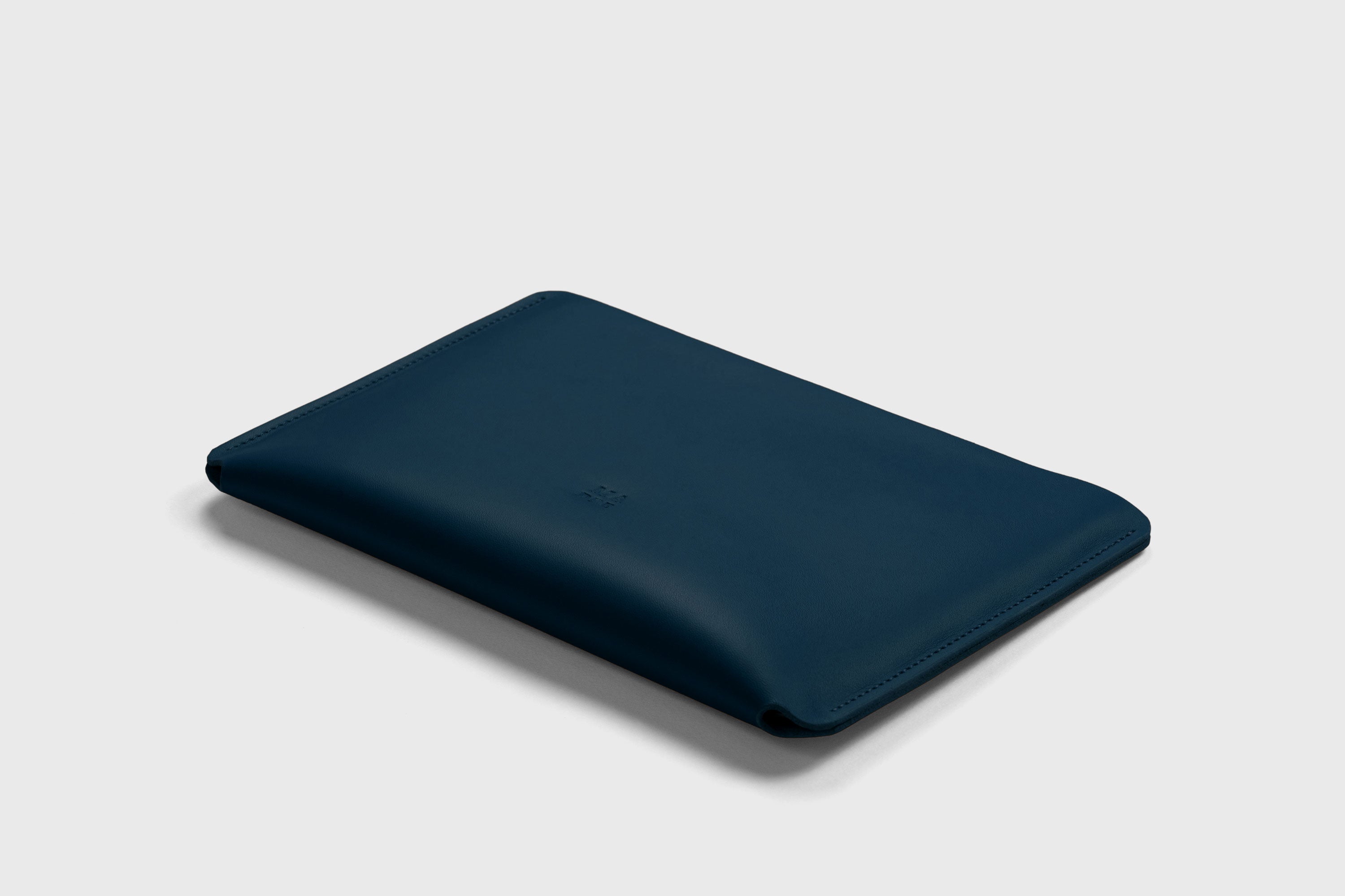 Leather Sleeves for iPad Horizontal Marine Blue Color High Quality Premium Minimalist Modern Design Full Grain Vegetable Tanned Leather Protection Luxury Atelier Madre Manuel Dreesmann Barcelona Spain