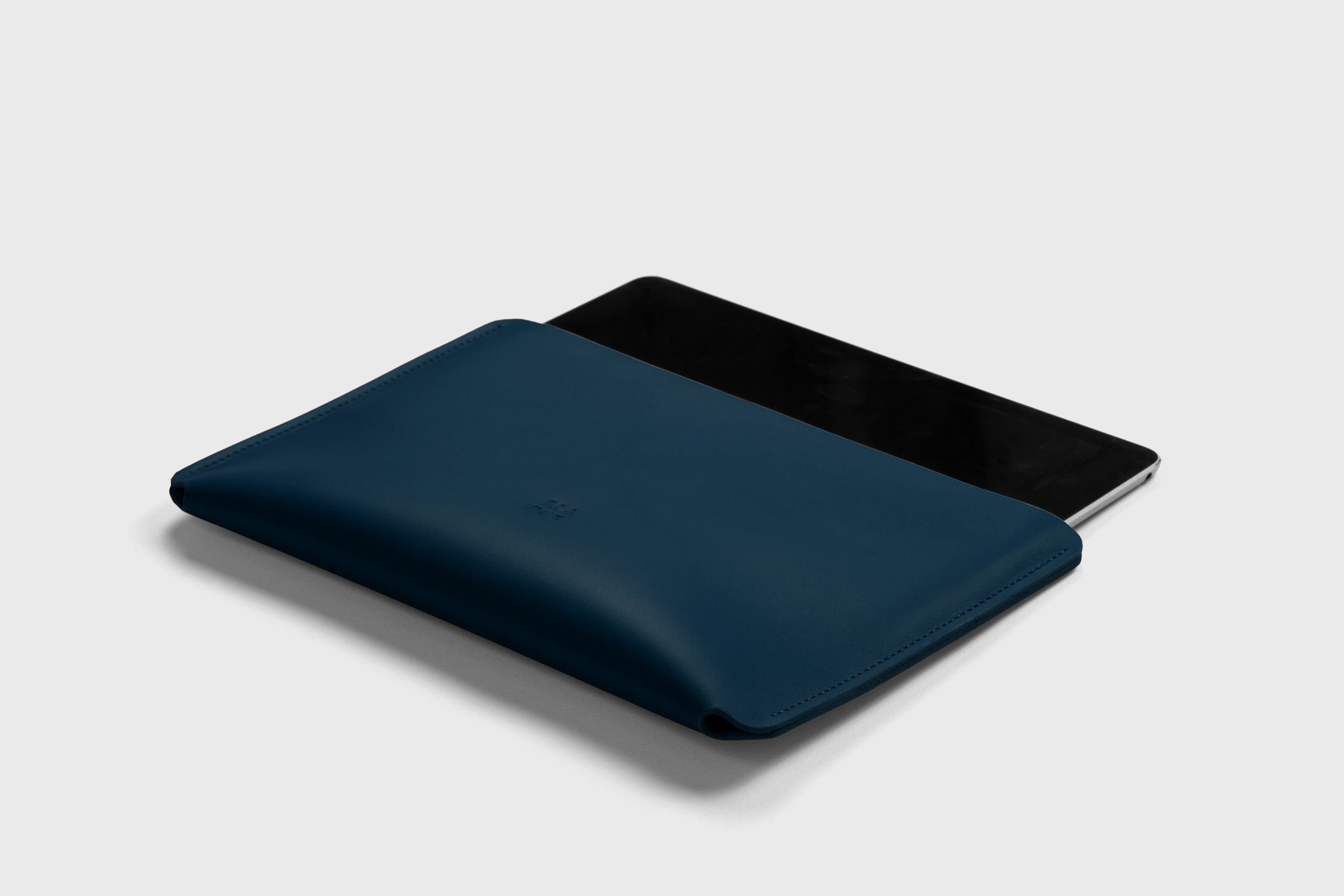 Leather Sleeves for iPad Horizontal Marine Blue Color High Quality Premium Minimalist Modern Design Full Grain Vegetable Tanned Leather Protection Luxury Atelier Madre Manuel Dreesmann Barcelona Spain