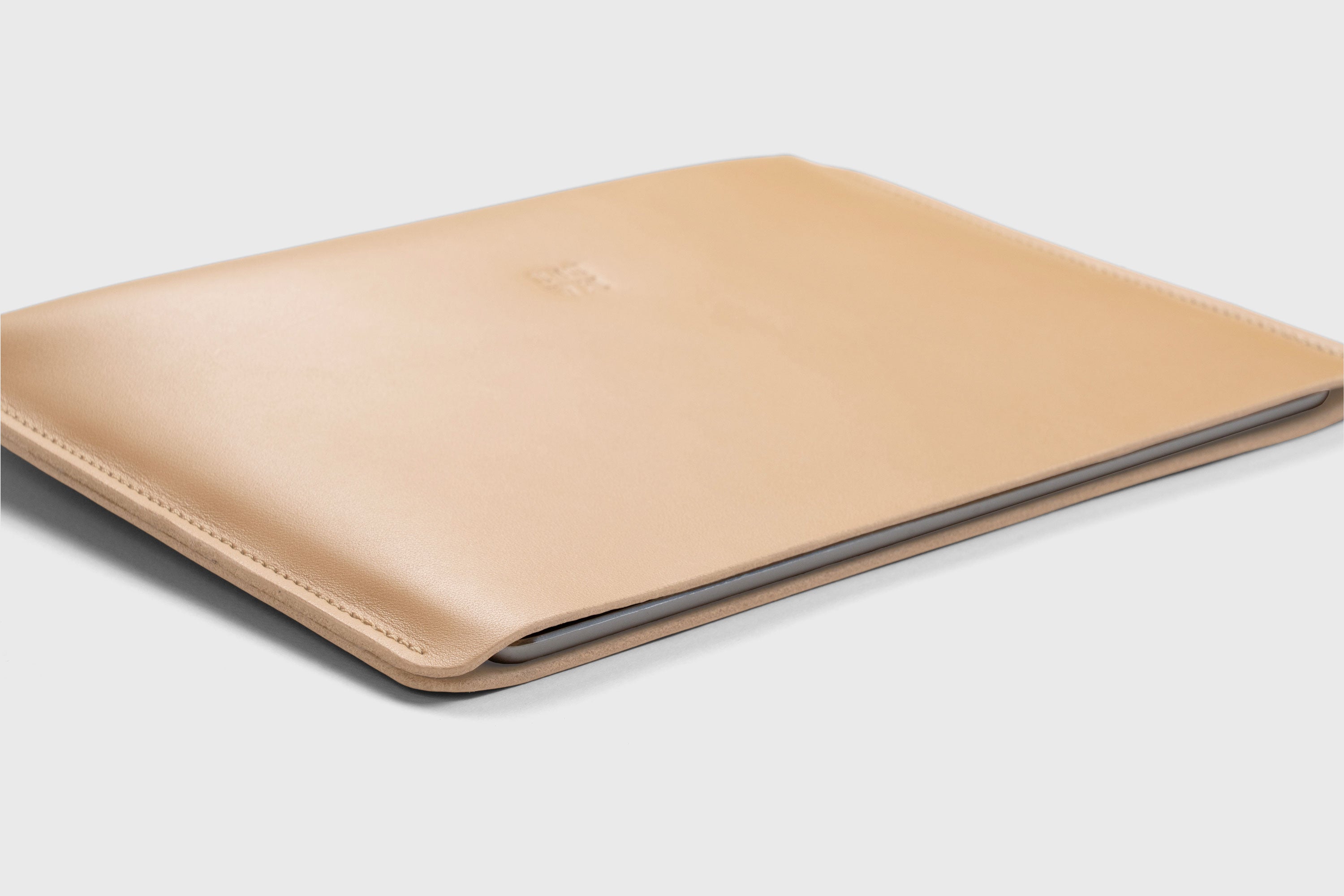 Leather Sleeves for iPad Horizontal Natural Color High Quality Premium Minimalist Modern Design Full Grain Vegetable Tanned Leather Protection Luxury Atelier Madre Manuel Dreesmann Barcelona Spain