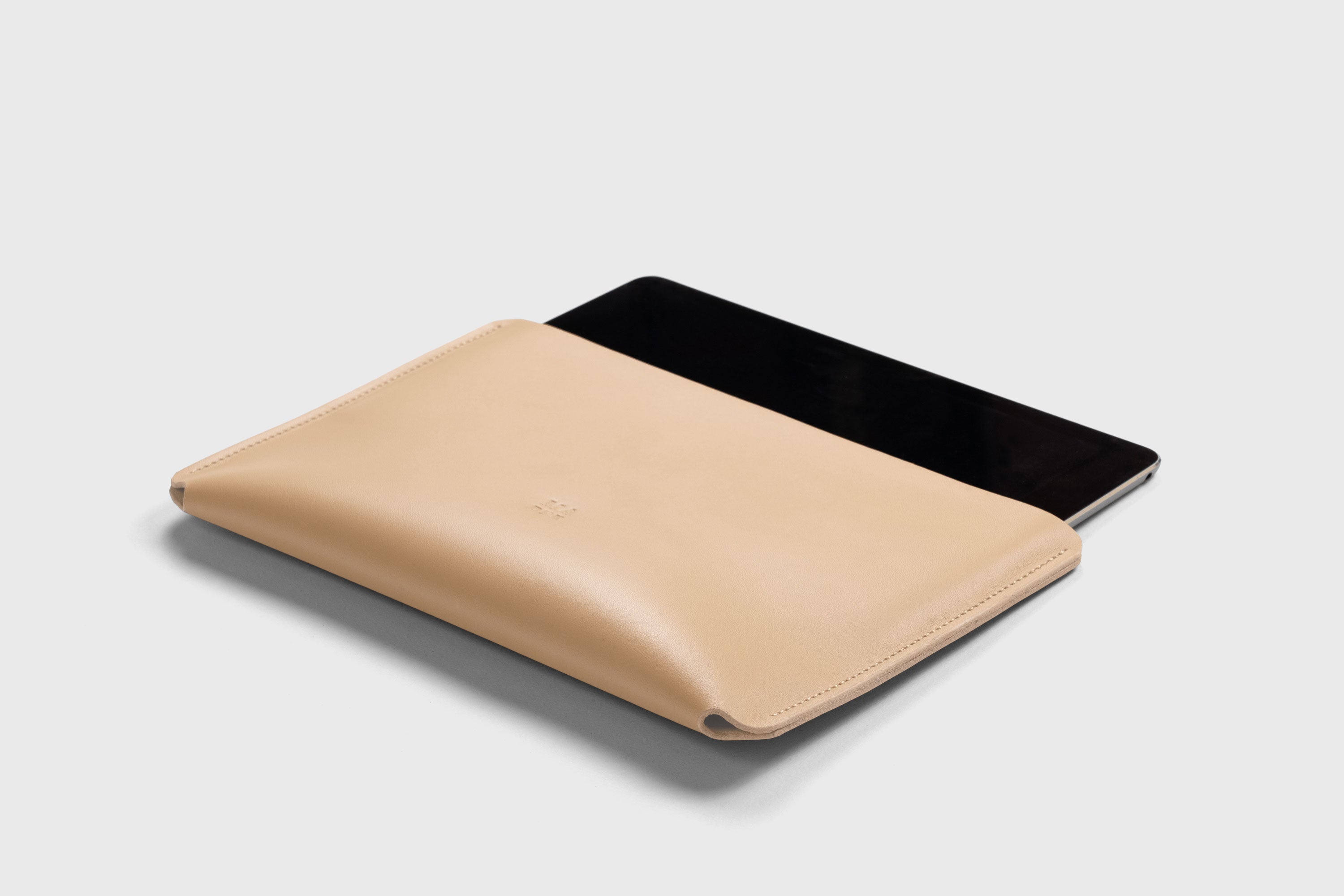 Leather Sleeves for iPad Horizontal Natural Color High Quality Premium Minimalist Modern Design Full Grain Vegetable Tanned Leather Protection Luxury Atelier Madre Manuel Dreesmann Barcelona Spain
