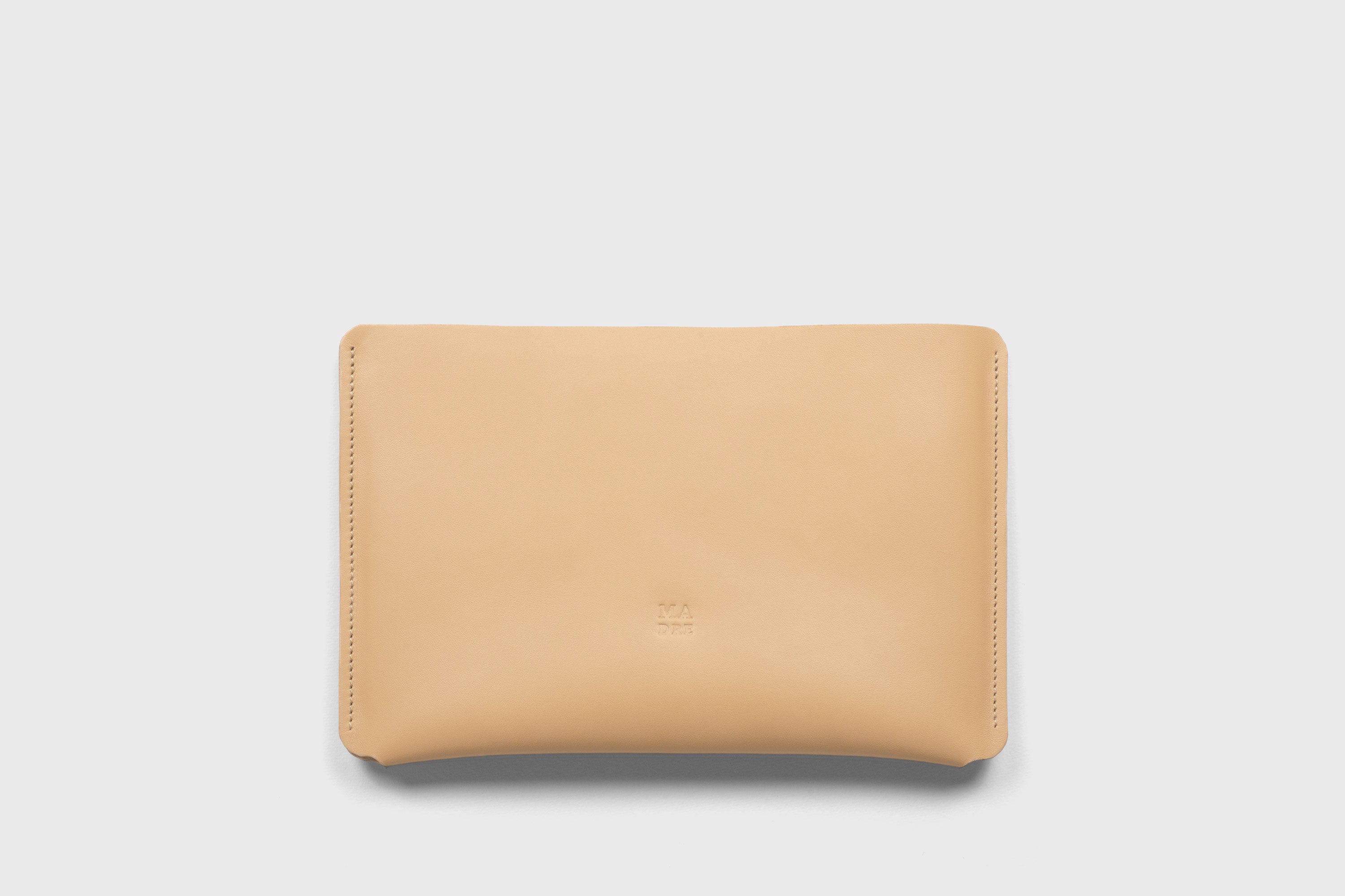 Leather Sleeves for iPad Horizontal Natural Color High Quality Premium Minimalist Modern Design Full Grain Vegetable Tanned Leather Protection Luxury Atelier Madre Manuel Dreesmann Barcelona Spain
