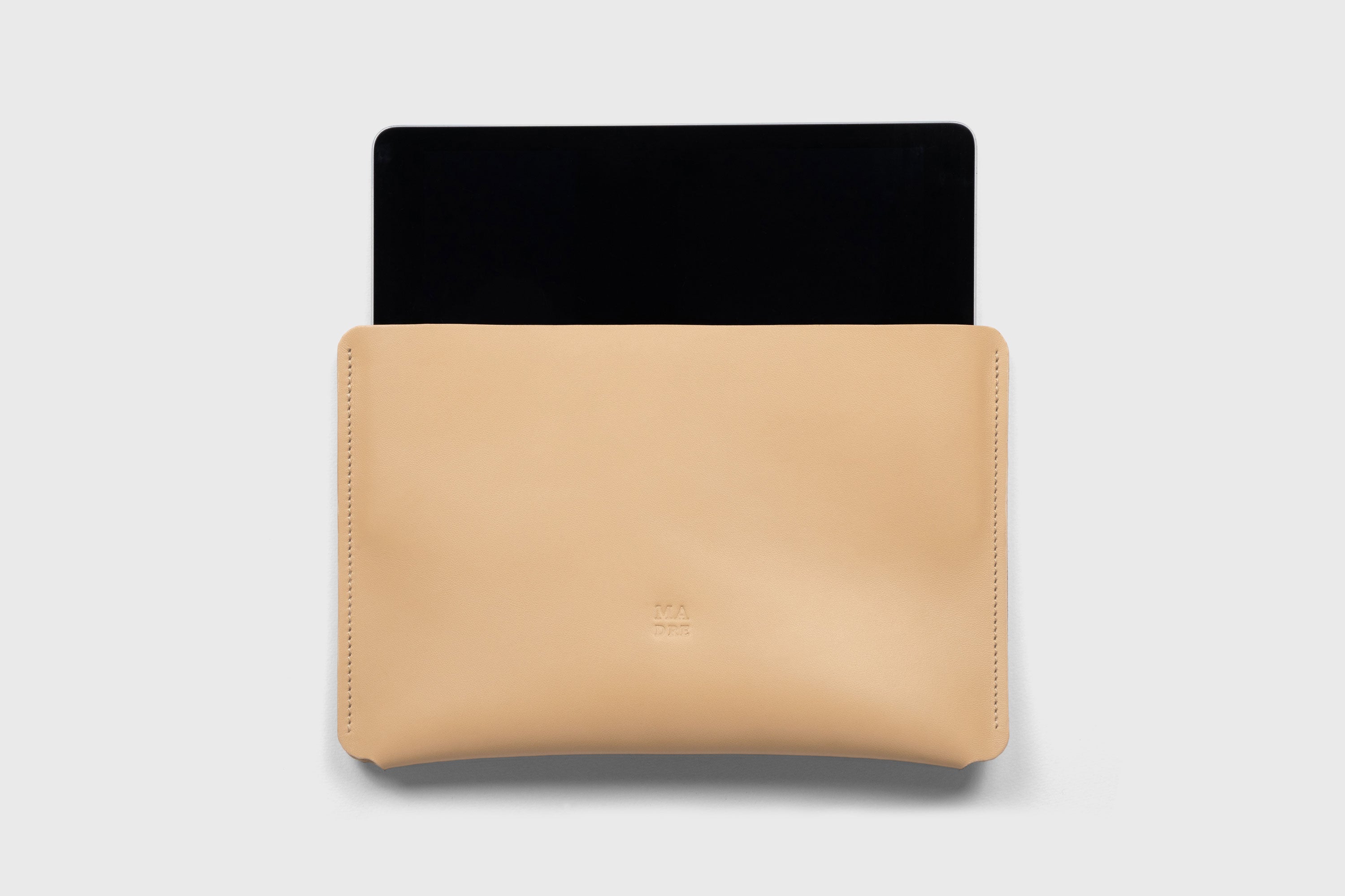 Leather Sleeves for iPad Horizontal Natural Color High Quality Premium Minimalist Modern Design Full Grain Vegetable Tanned Leather Protection Luxury Atelier Madre Manuel Dreesmann Barcelona Spain