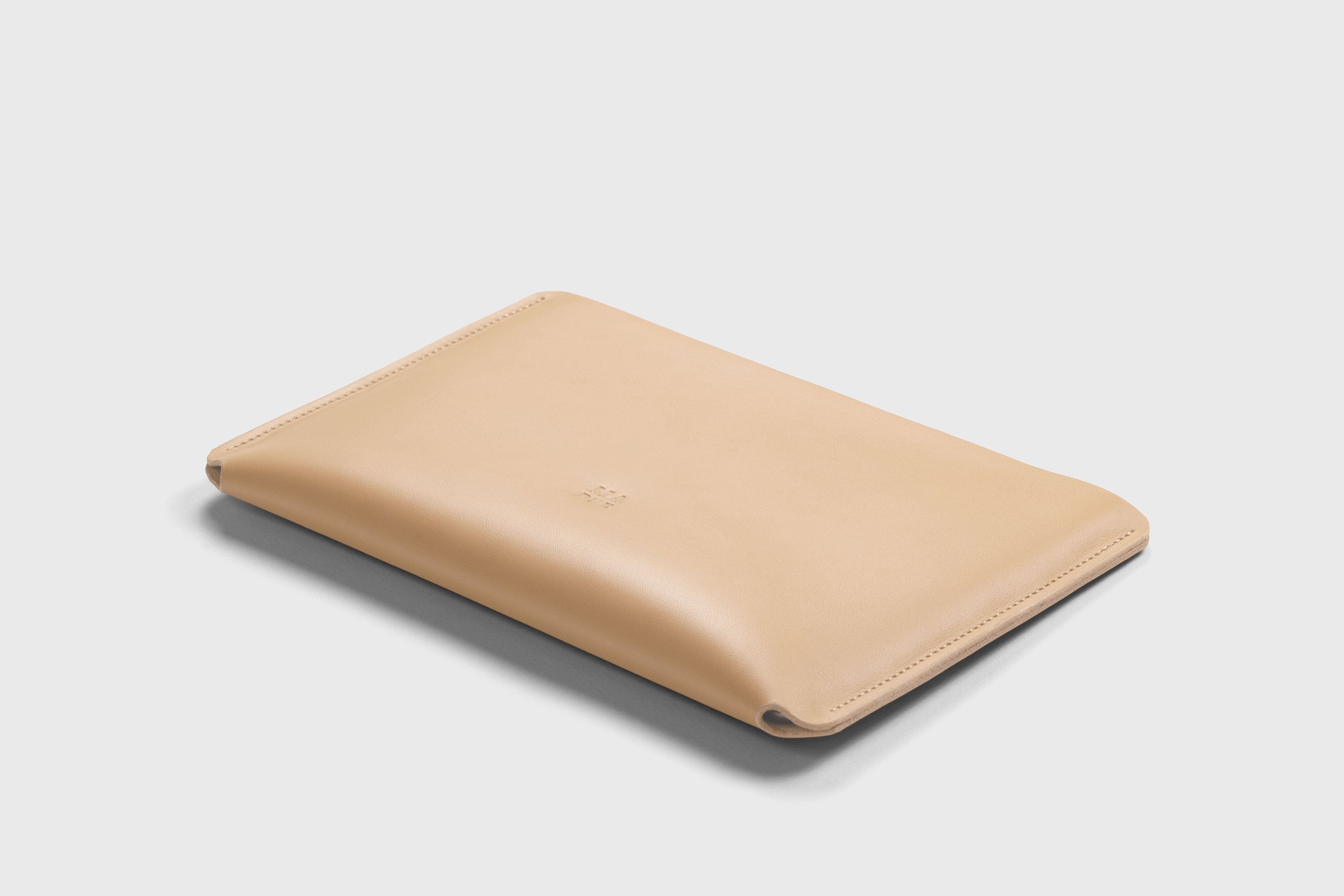 Leather Sleeves for iPad Horizontal Natural Color High Quality Premium Minimalist Modern Design Full Grain Vegetable Tanned Leather Protection Luxury Atelier Madre Manuel Dreesmann Barcelona Spain