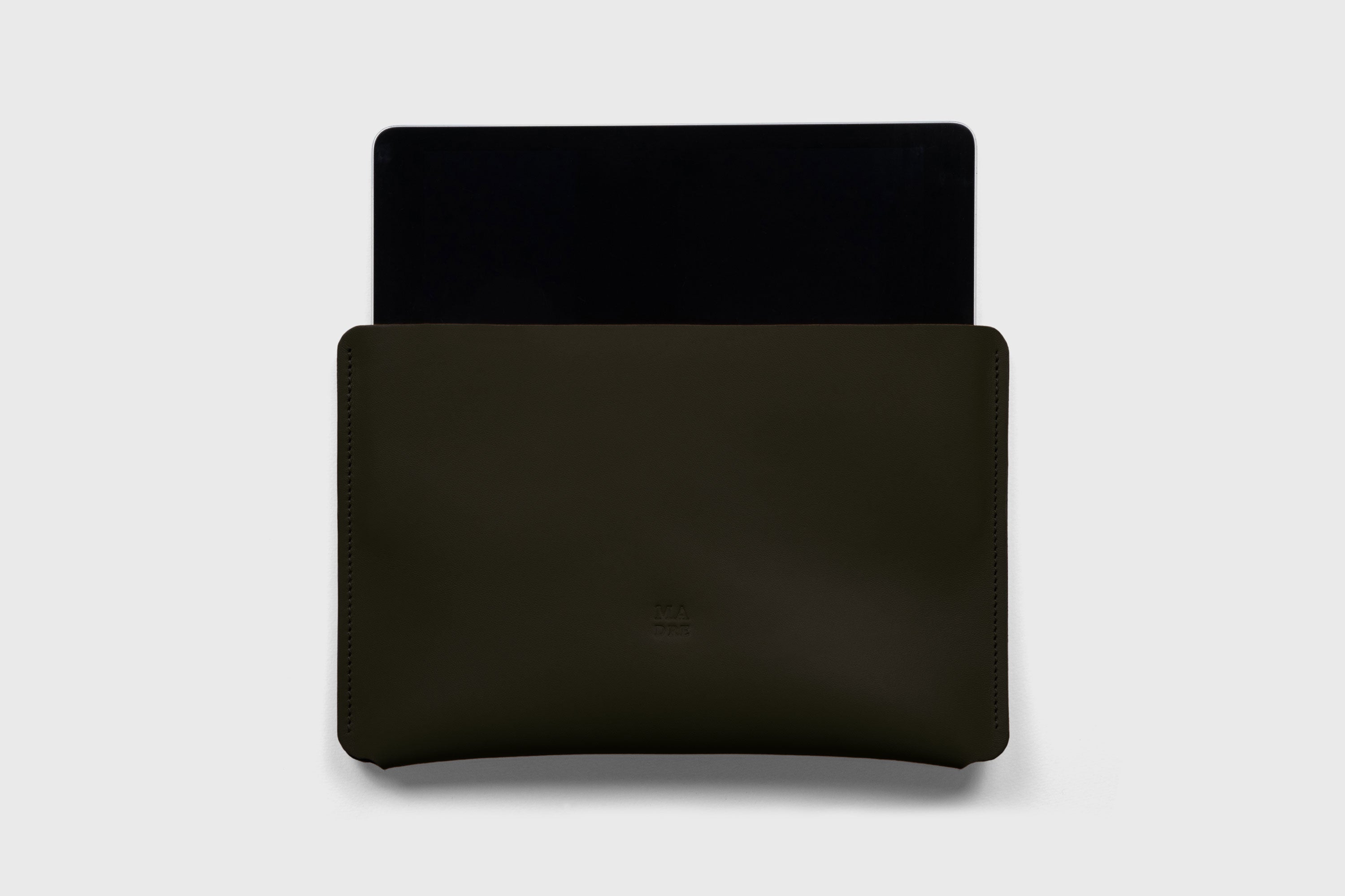 Leather Sleeves for iPad Horizontal Olive Green Color High Quality Premium Minimalist Modern Design Full Grain Vegetable Tanned Leather Protection Luxury Atelier Madre Manuel Dreesmann Barcelona Spain