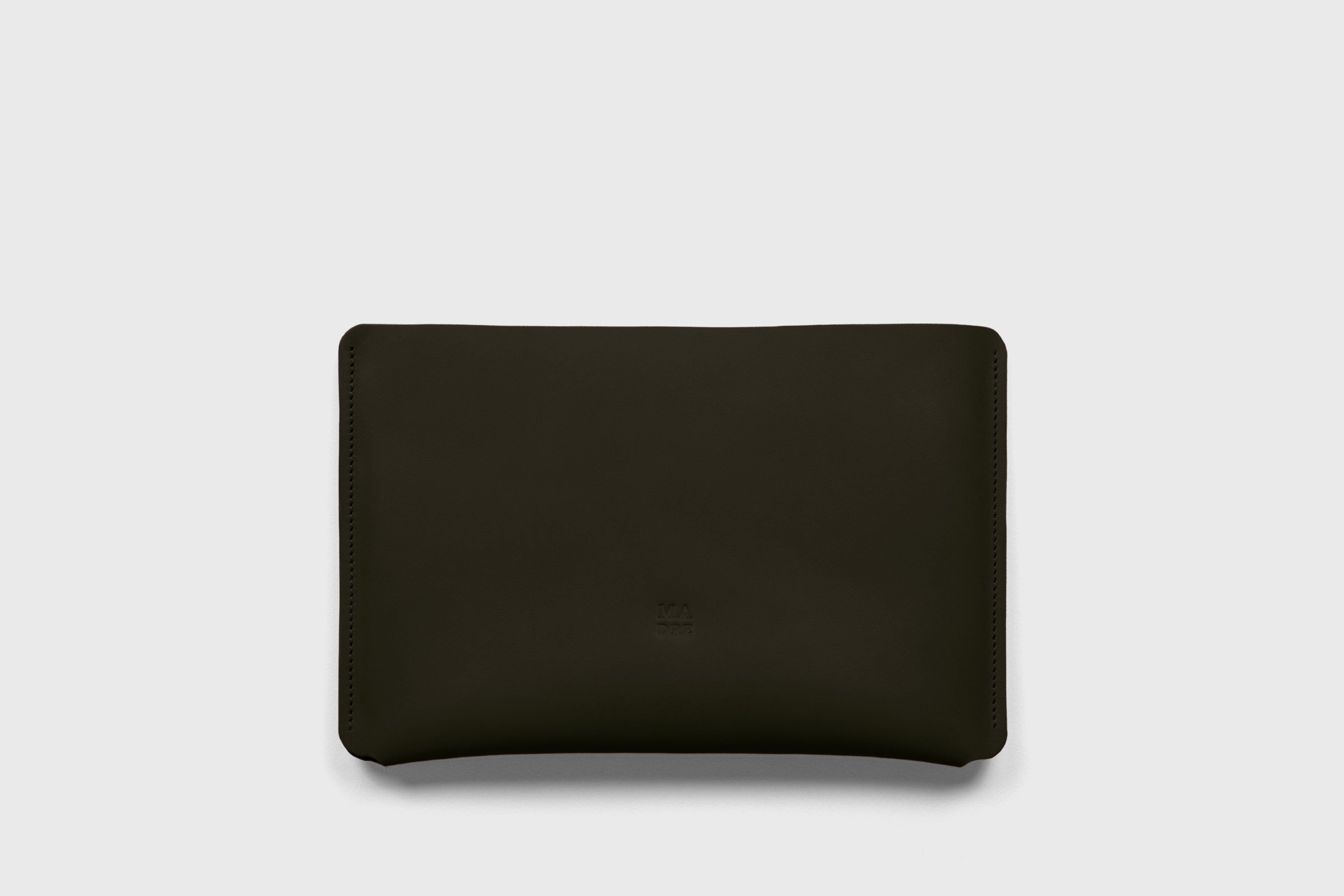 Leather Sleeves for iPad Horizontal Olive Green Color High Quality Premium Minimalist Modern Design Full Grain Vegetable Tanned Leather Protection Luxury Atelier Madre Manuel Dreesmann Barcelona Spain
