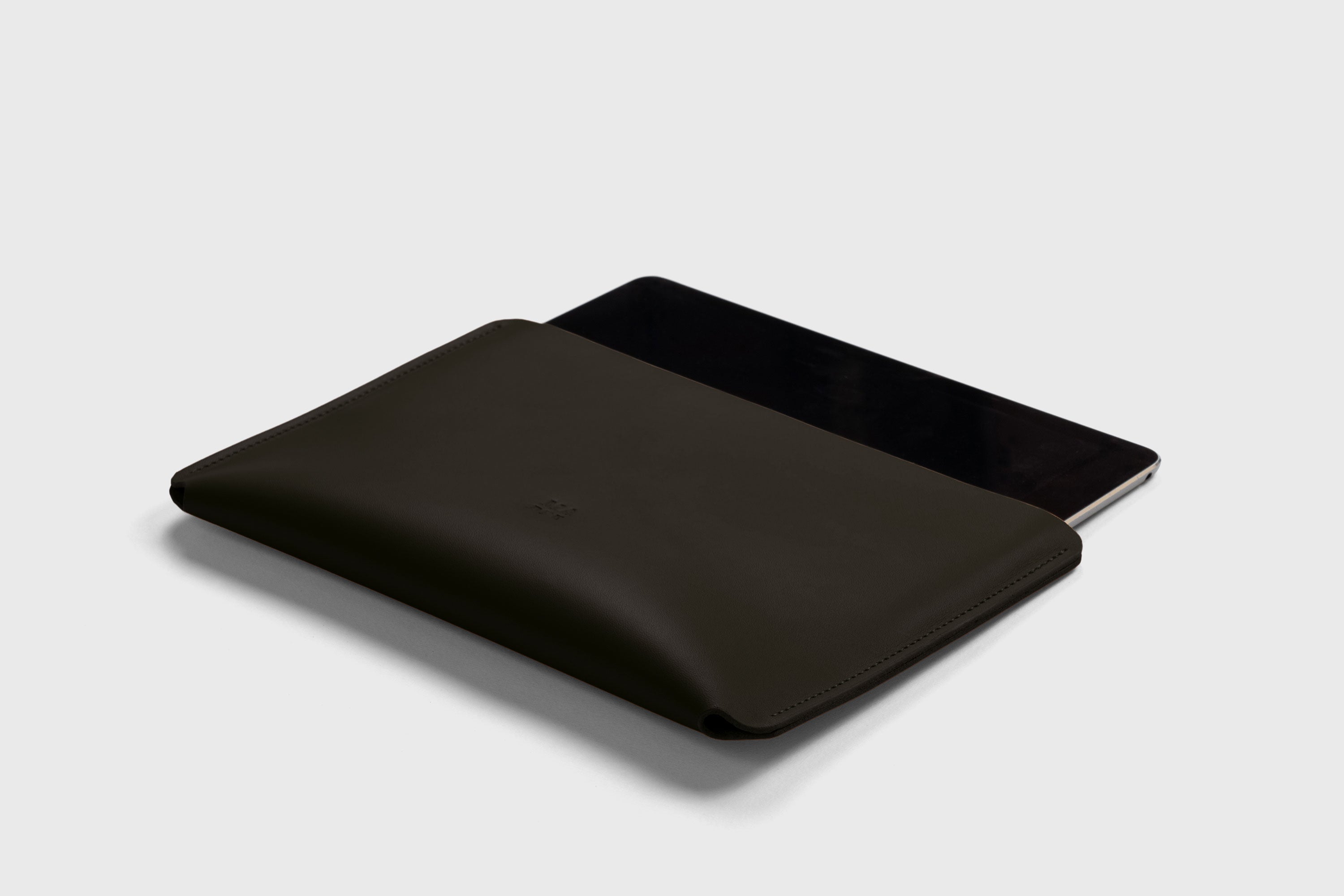 Leather Sleeves for iPad Horizontal Olive Green Color High Quality Premium Minimalist Modern Design Full Grain Vegetable Tanned Leather Protection Luxury Atelier Madre Manuel Dreesmann Barcelona Spain