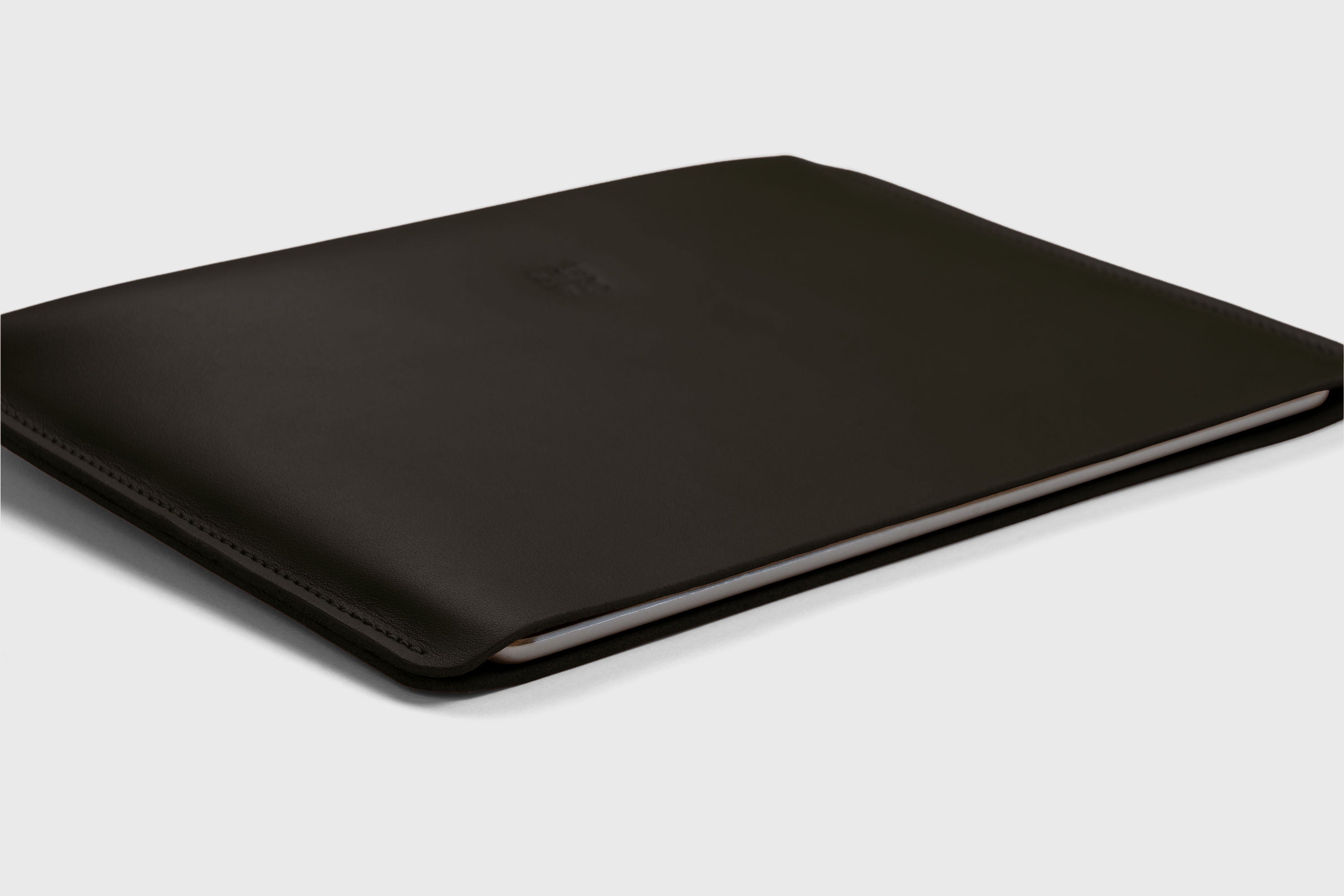 Leather Sleeves for iPad Horizontal Olive Green Color High Quality Premium Minimalist Modern Design Full Grain Vegetable Tanned Leather Protection Luxury Atelier Madre Manuel Dreesmann Barcelona Spain