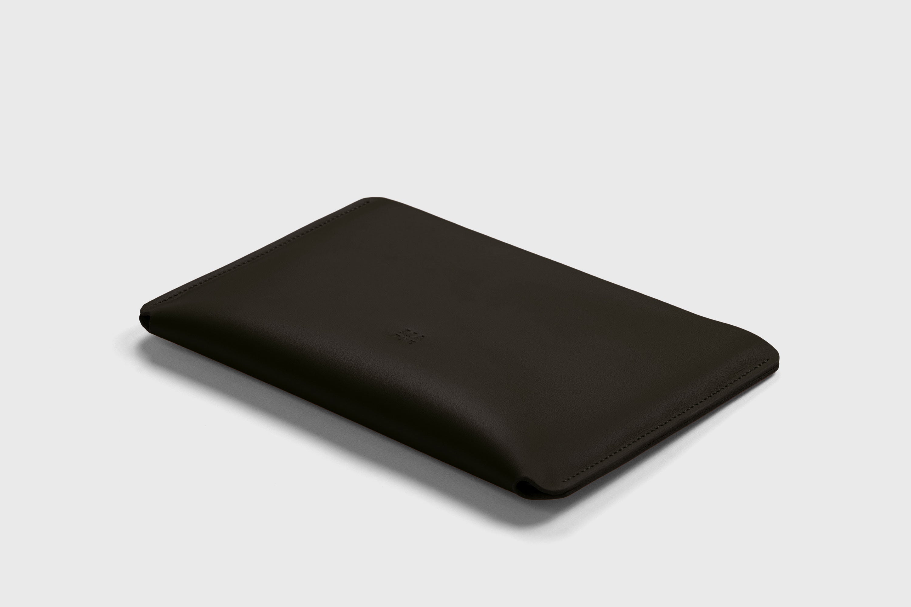 Leather Sleeves for iPad Horizontal Olive Green Color High Quality Premium Minimalist Modern Design Full Grain Vegetable Tanned Leather Protection Luxury Atelier Madre Manuel Dreesmann Barcelona Spain