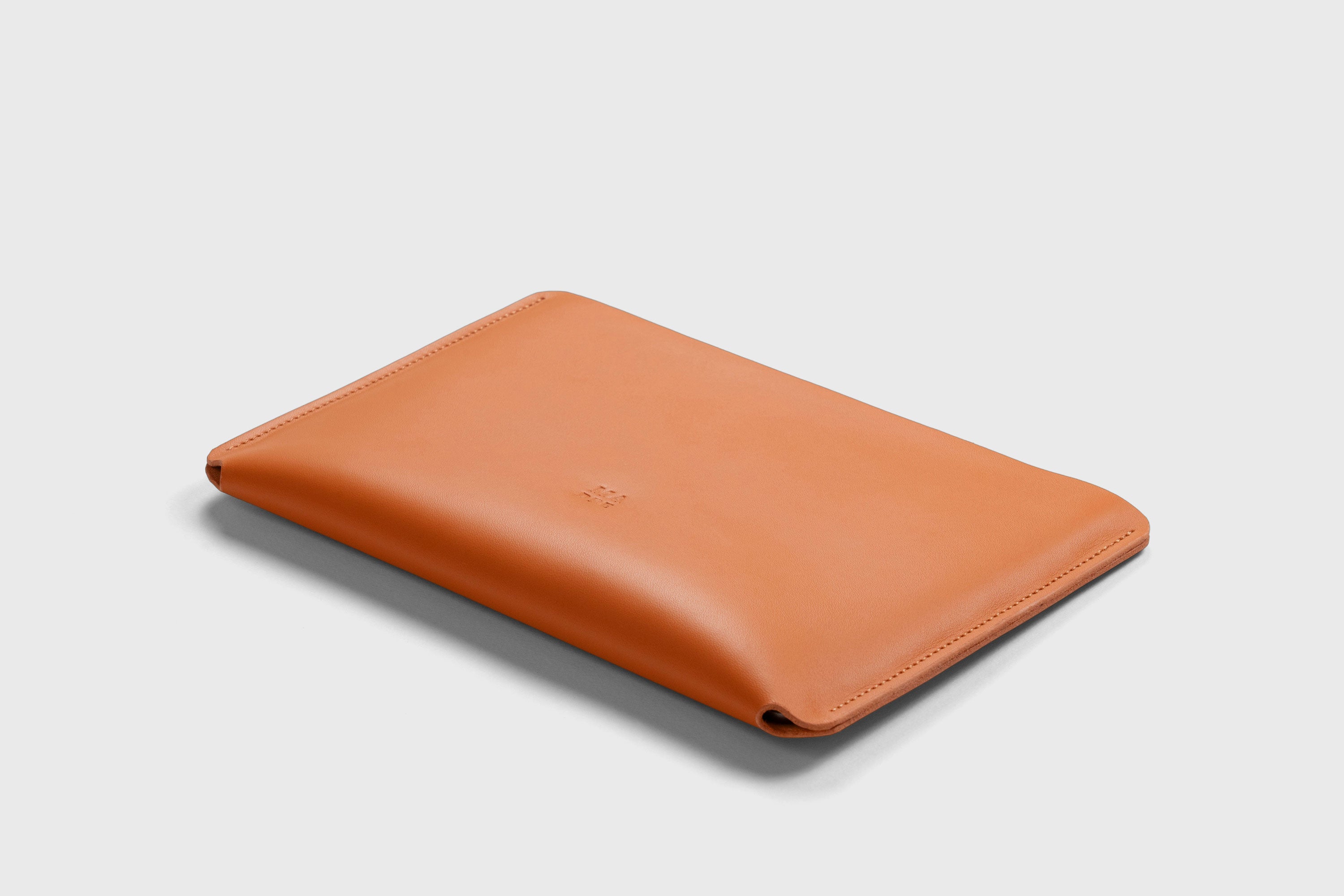 Leather Sleeves for iPad Horizontal Orange Color High Quality Premium Minimalist Modern Design Full Grain Vegetable Tanned Leather Protection Luxury Atelier Madre Manuel Dreesmann Barcelona Spain
