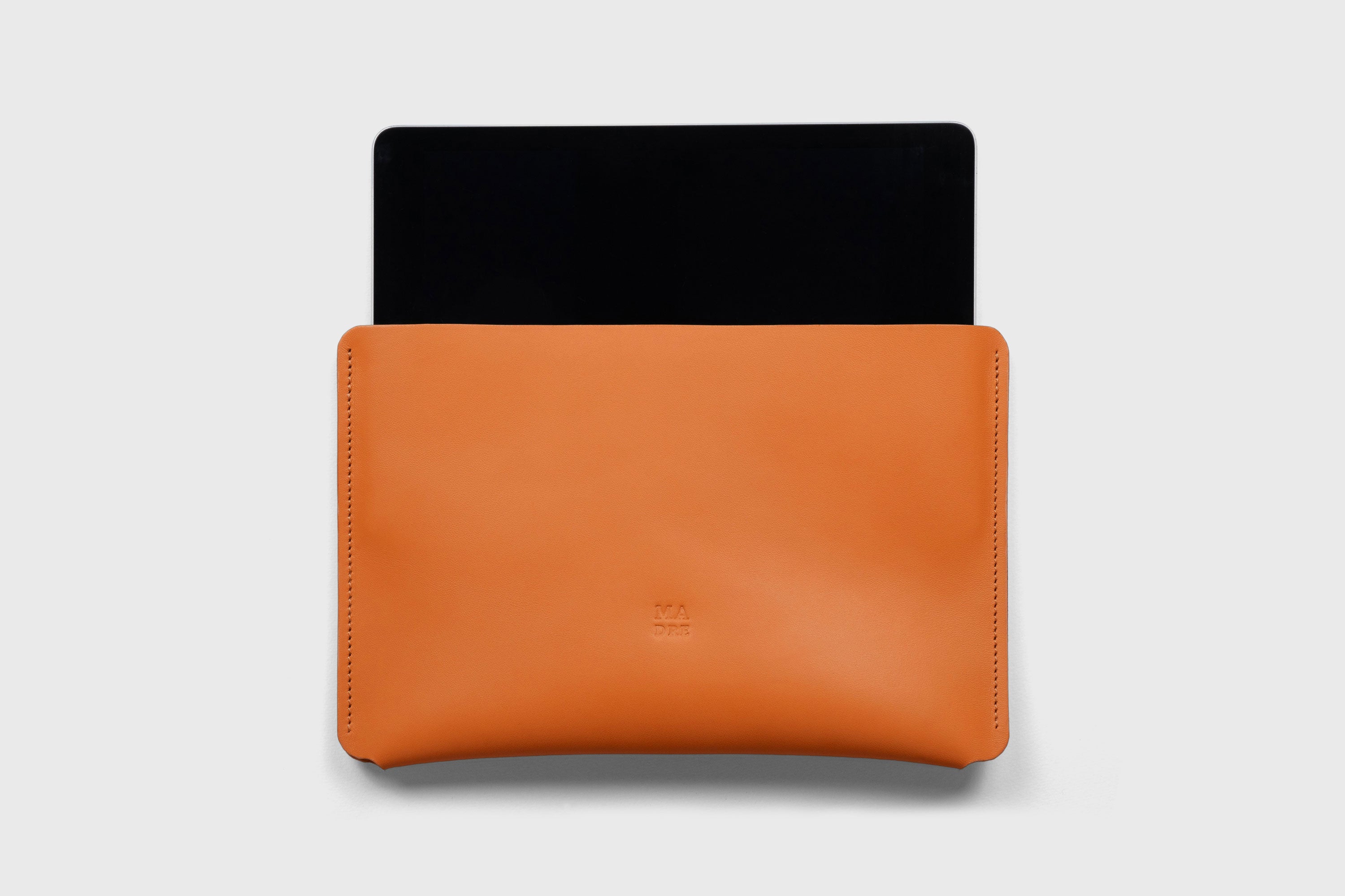Leather Sleeves for iPad Horizontal Orange Color High Quality Premium Minimalist Modern Design Full Grain Vegetable Tanned Leather Protection Luxury Atelier Madre Manuel Dreesmann Barcelona Spain