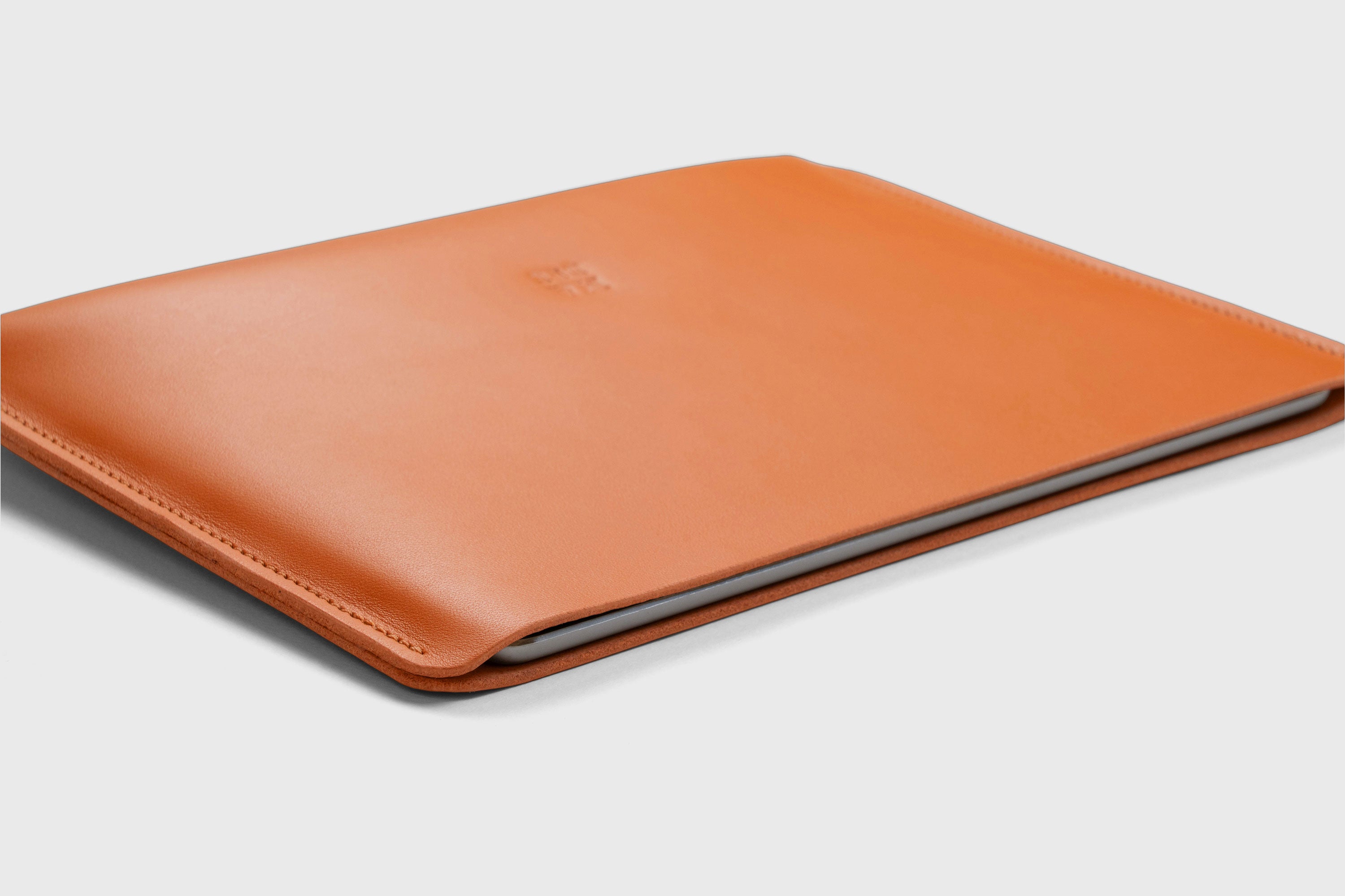 Leather Sleeves for iPad Horizontal Orange Color High Quality Premium Minimalist Modern Design Full Grain Vegetable Tanned Leather Protection Luxury Atelier Madre Manuel Dreesmann Barcelona Spain