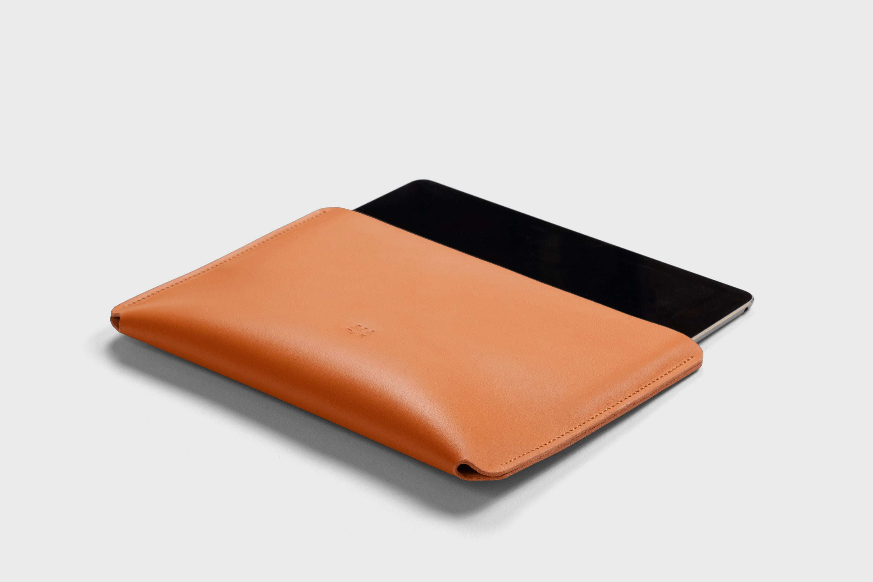 Leather Sleeves for iPad Horizontal Orange Color High Quality Premium Minimalist Modern Design Full Grain Vegetable Tanned Leather Protection Luxury Atelier Madre Manuel Dreesmann Barcelona Spain