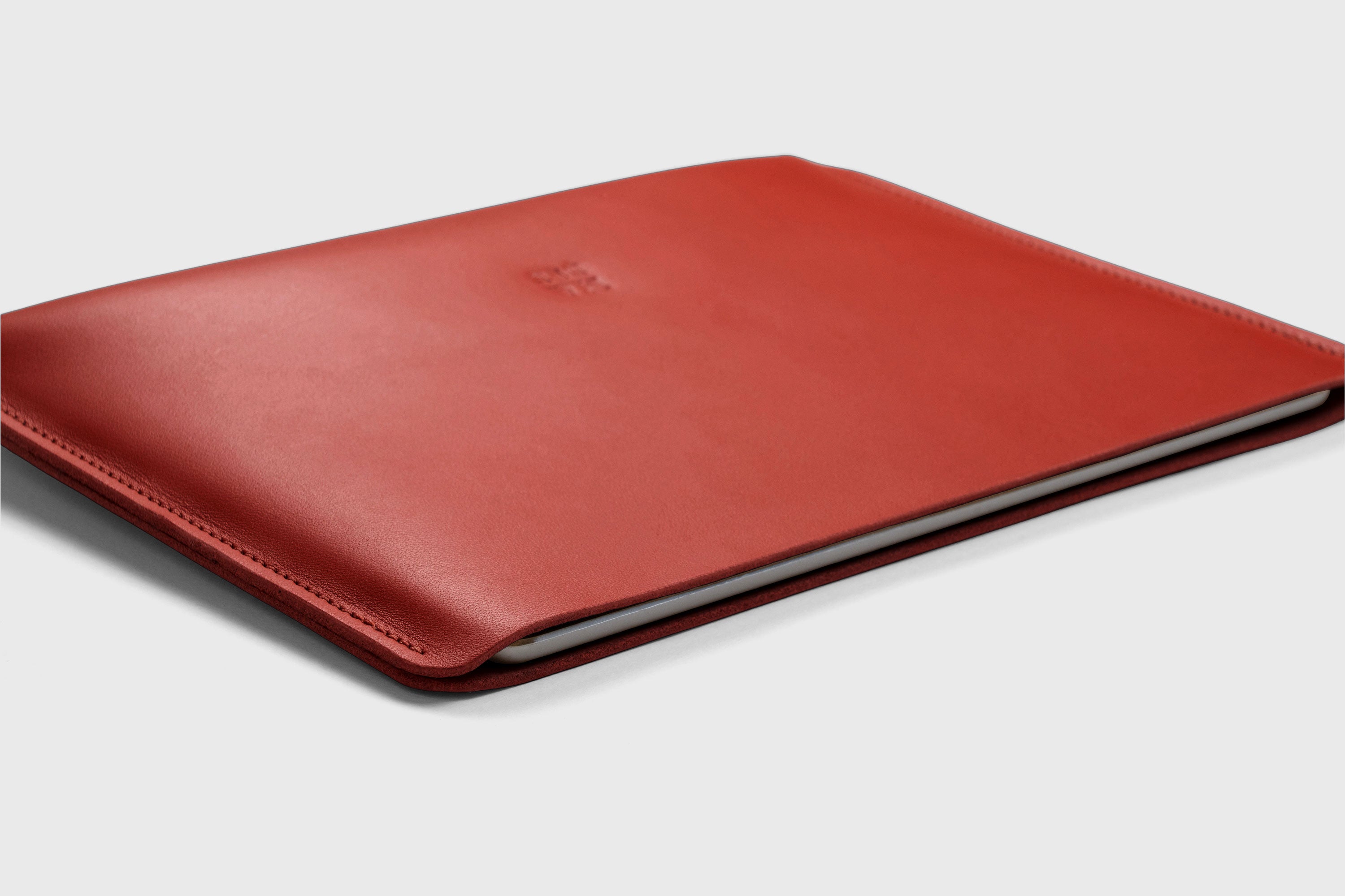 Leather Sleeves for iPad Horizontal Red Color High Quality Premium Minimalist Modern Design Full Grain Vegetable Tanned Leather Protection Luxury Atelier Madre Manuel Dreesmann Barcelona Spain