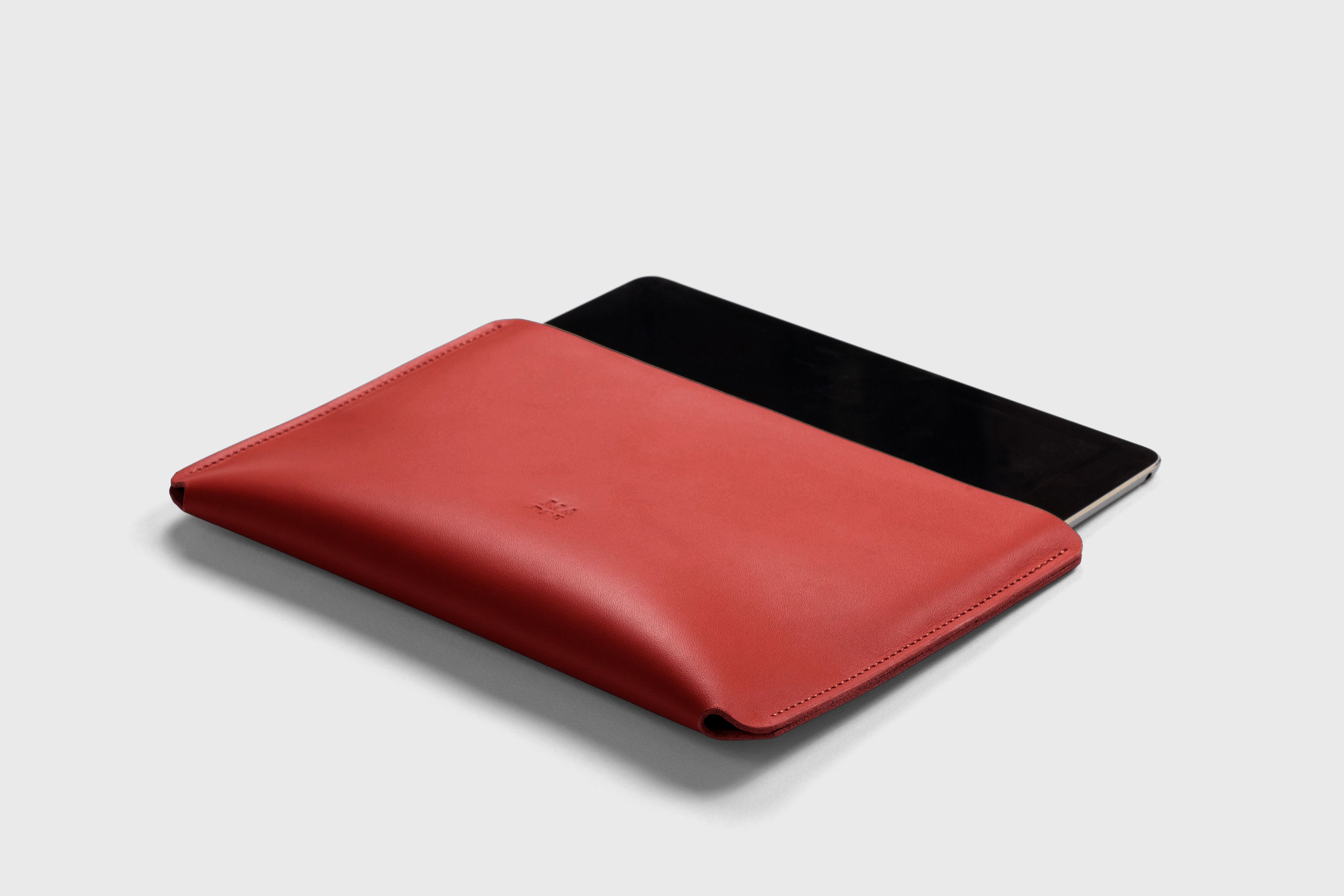 Leather Sleeves for iPad Horizontal Red Color High Quality Premium Minimalist Modern Design Full Grain Vegetable Tanned Leather Protection Luxury Atelier Madre Manuel Dreesmann Barcelona Spain