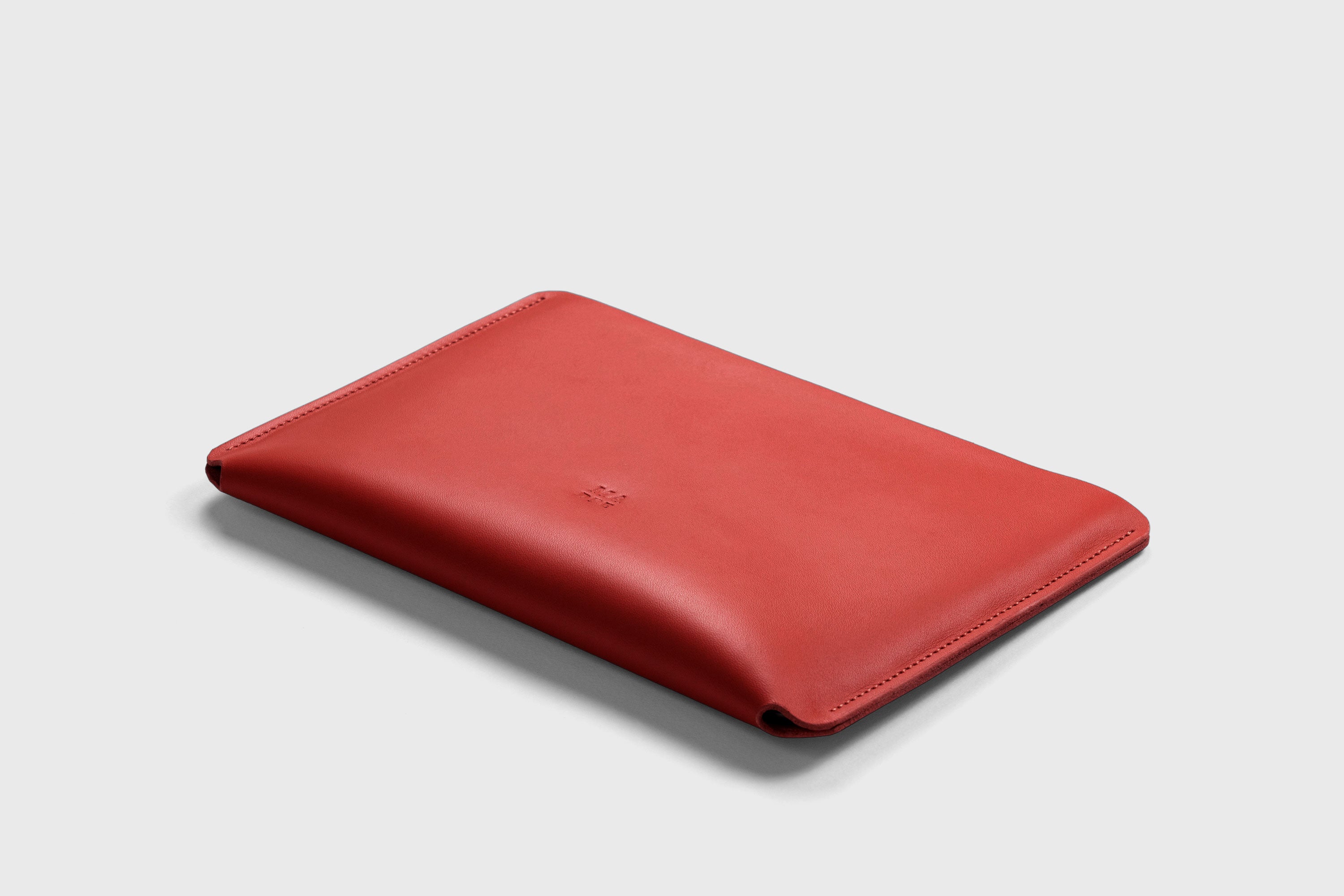 Leather Sleeves for iPad Horizontal Red Color High Quality Premium Minimalist Modern Design Full Grain Vegetable Tanned Leather Protection Luxury Atelier Madre Manuel Dreesmann Barcelona Spain