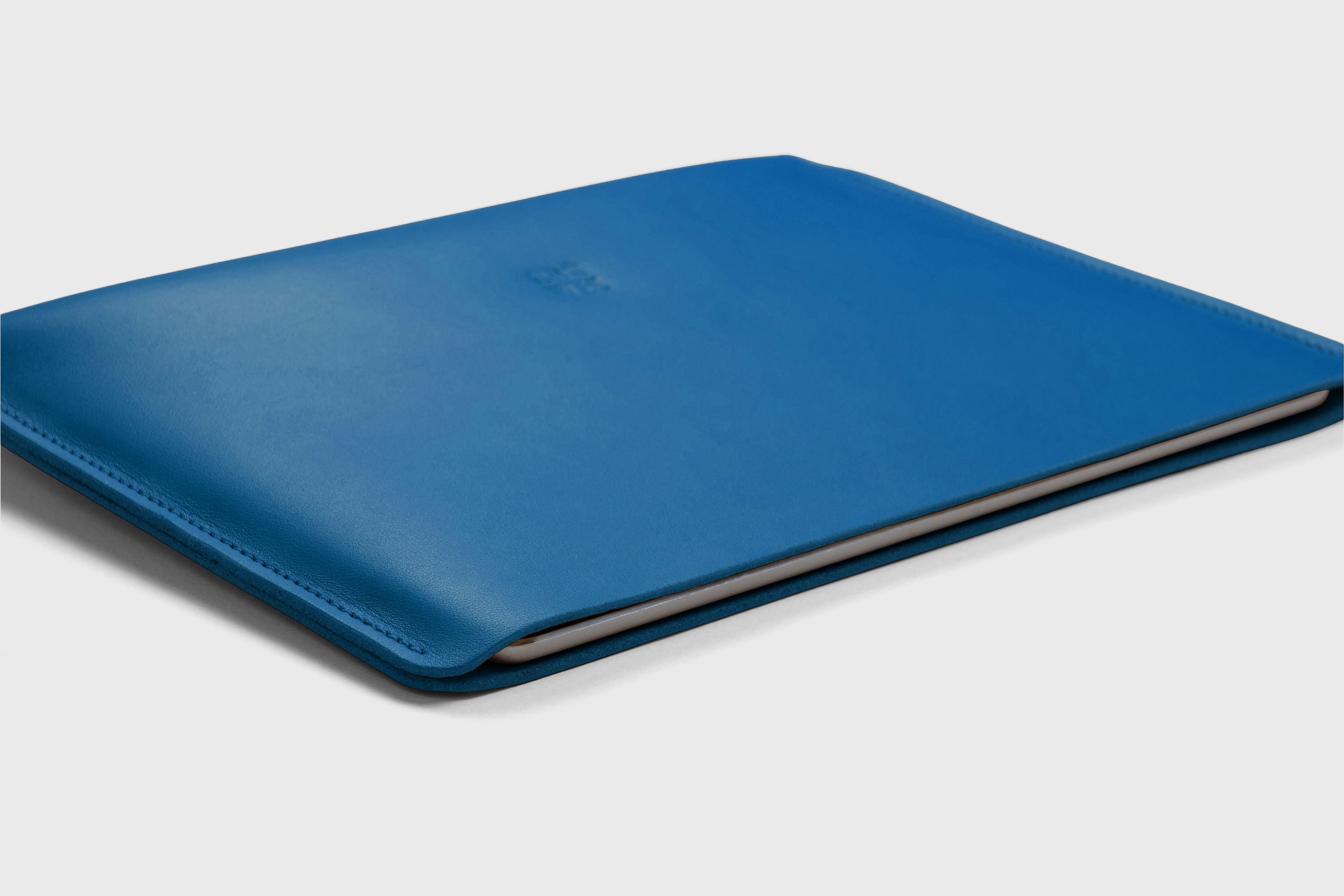 Leather Sleeves for iPad Horizontal Royal Blue Color High Quality Premium Minimalist Modern Design Full Grain Vegetable Tanned Leather Protection Luxury Atelier Madre Manuel Dreesmann Barcelona Spain
