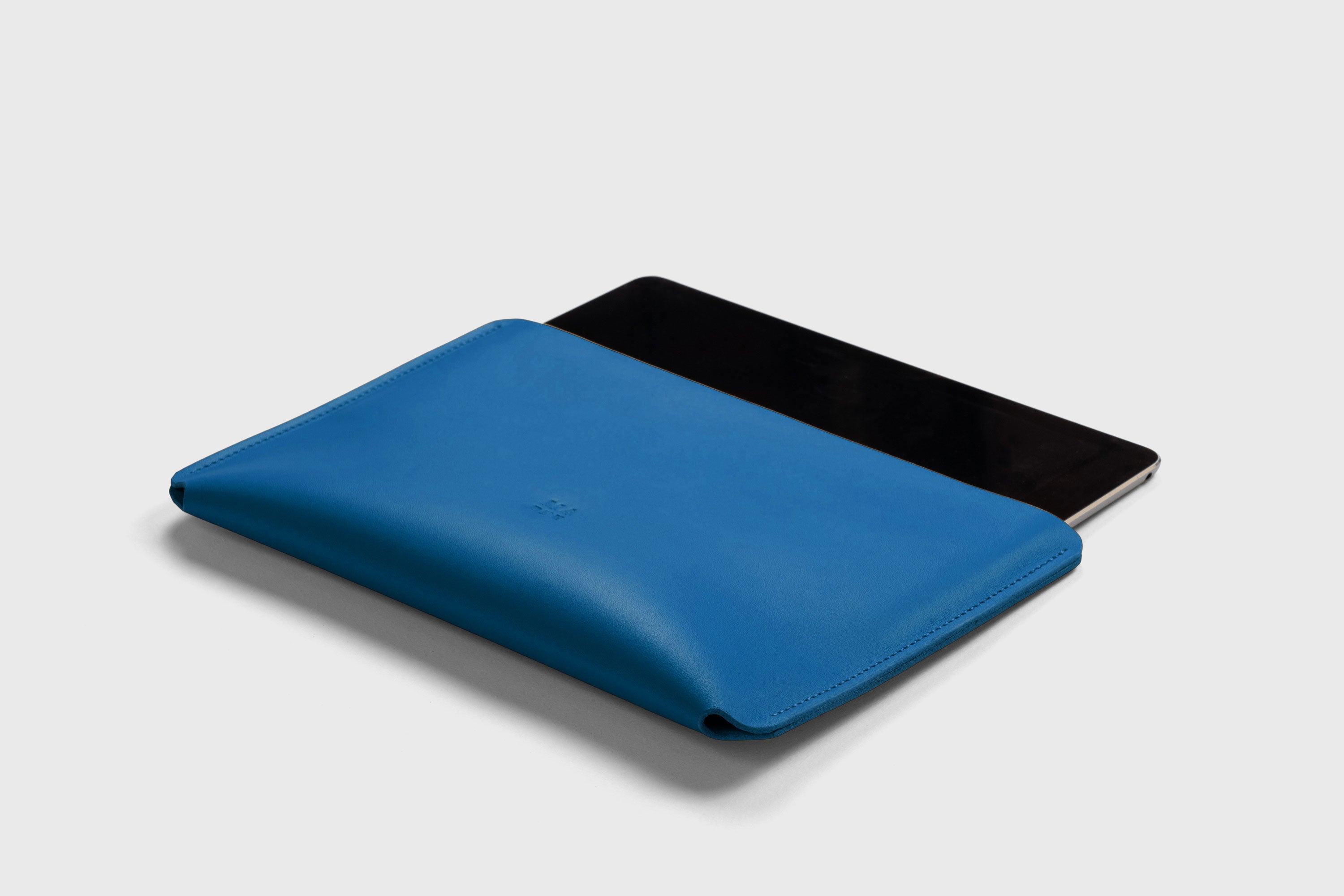 Leather Sleeves for iPad Horizontal Royal Blue Color High Quality Premium Minimalist Modern Design Full Grain Vegetable Tanned Leather Protection Luxury Atelier Madre Manuel Dreesmann Barcelona Spain