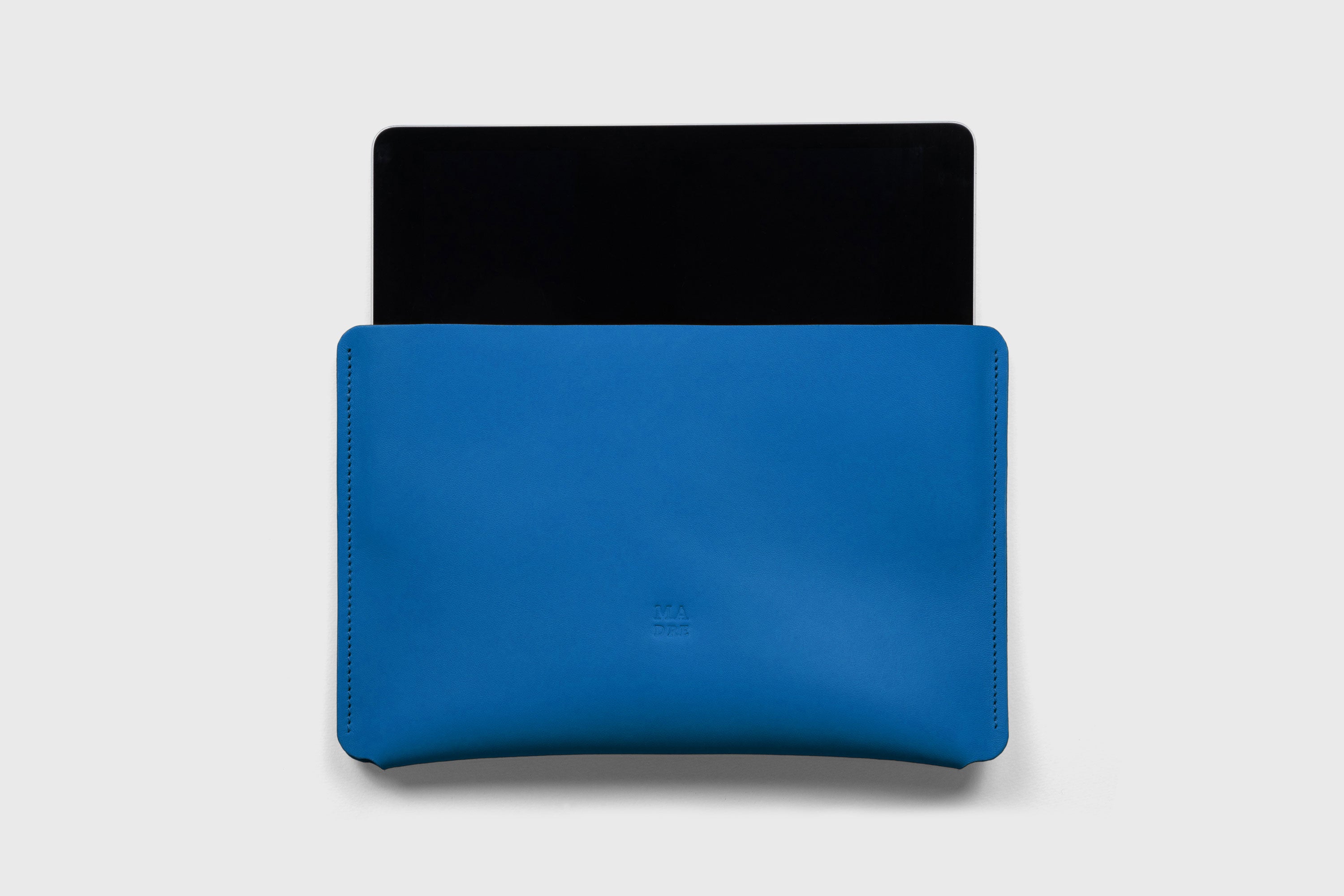 Leather Sleeves for iPad Horizontal Royal Blue Color High Quality Premium Minimalist Modern Design Full Grain Vegetable Tanned Leather Protection Luxury Atelier Madre Manuel Dreesmann Barcelona Spain
