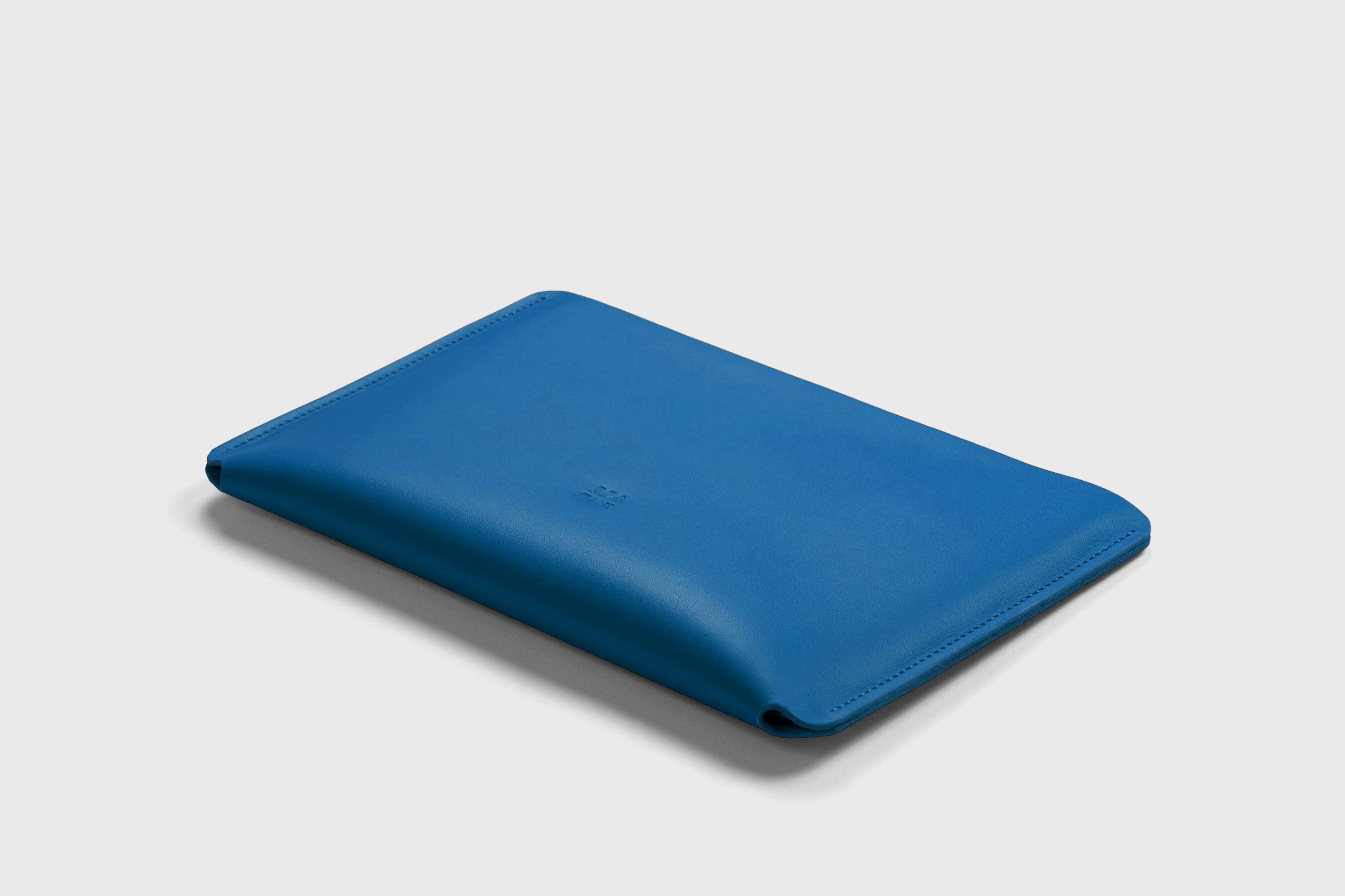 Leather Sleeves for iPad Horizontal Royal Blue Color High Quality Premium Minimalist Modern Design Full Grain Vegetable Tanned Leather Protection Luxury Atelier Madre Manuel Dreesmann Barcelona Spain
