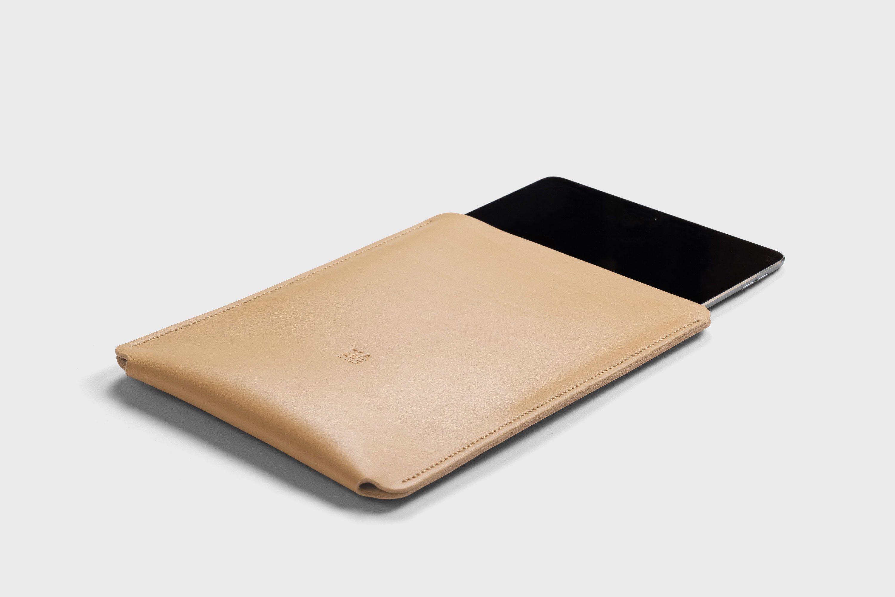Leather Slip Sleeve For iPad Natural Color Premium Handcrafted Quality Full Grain Vegetable Tanned Leather Minimalistic Modern Independent Designer Atelier Madre Manuel Dreesmann Barcelona Spain