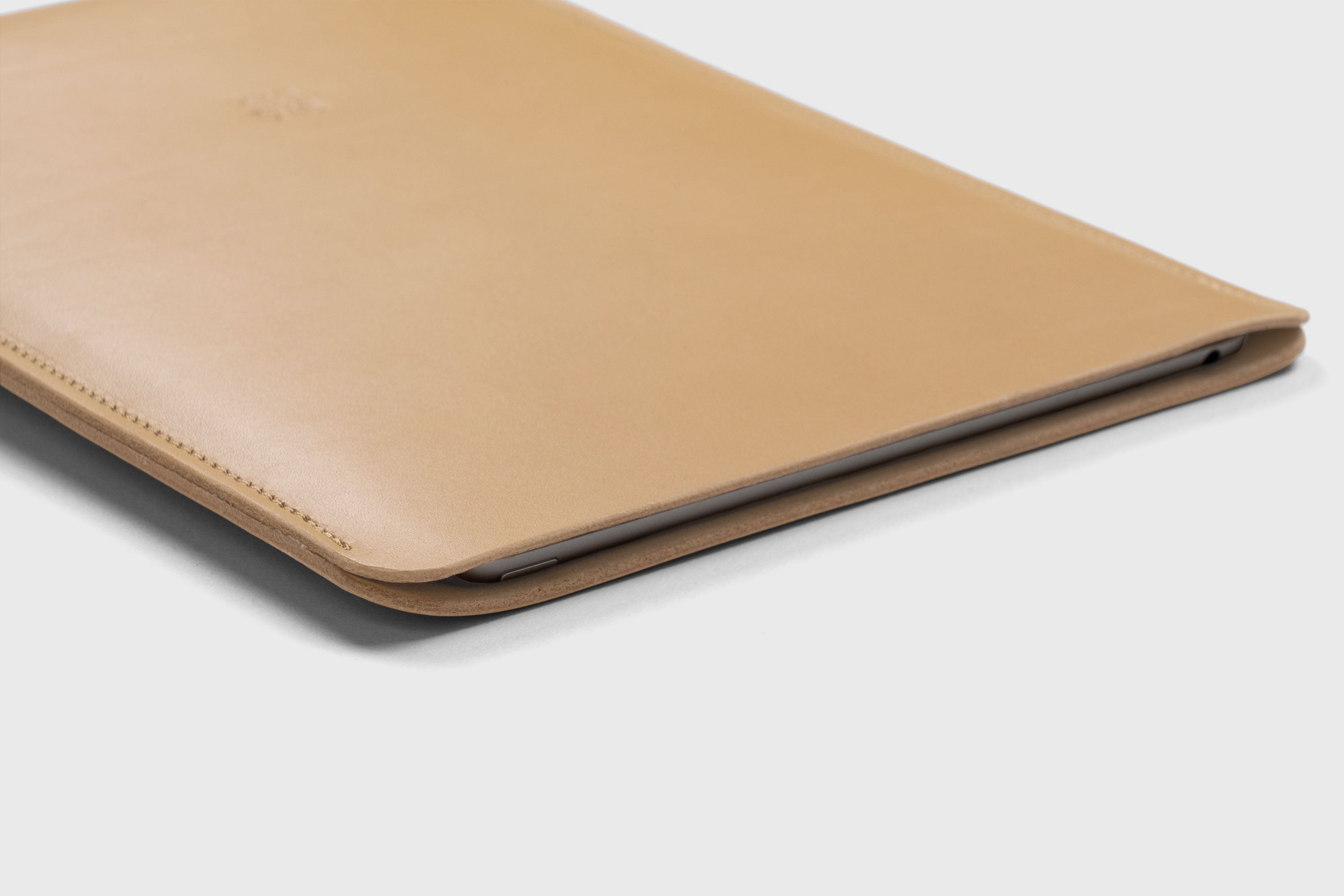 Leather Slip Sleeve For iPad Natural Color Premium Handcrafted Quality Full Grain Vegetable Tanned Leather Minimalistic Modern Independent Designer Atelier Madre Manuel Dreesmann Barcelona Spain