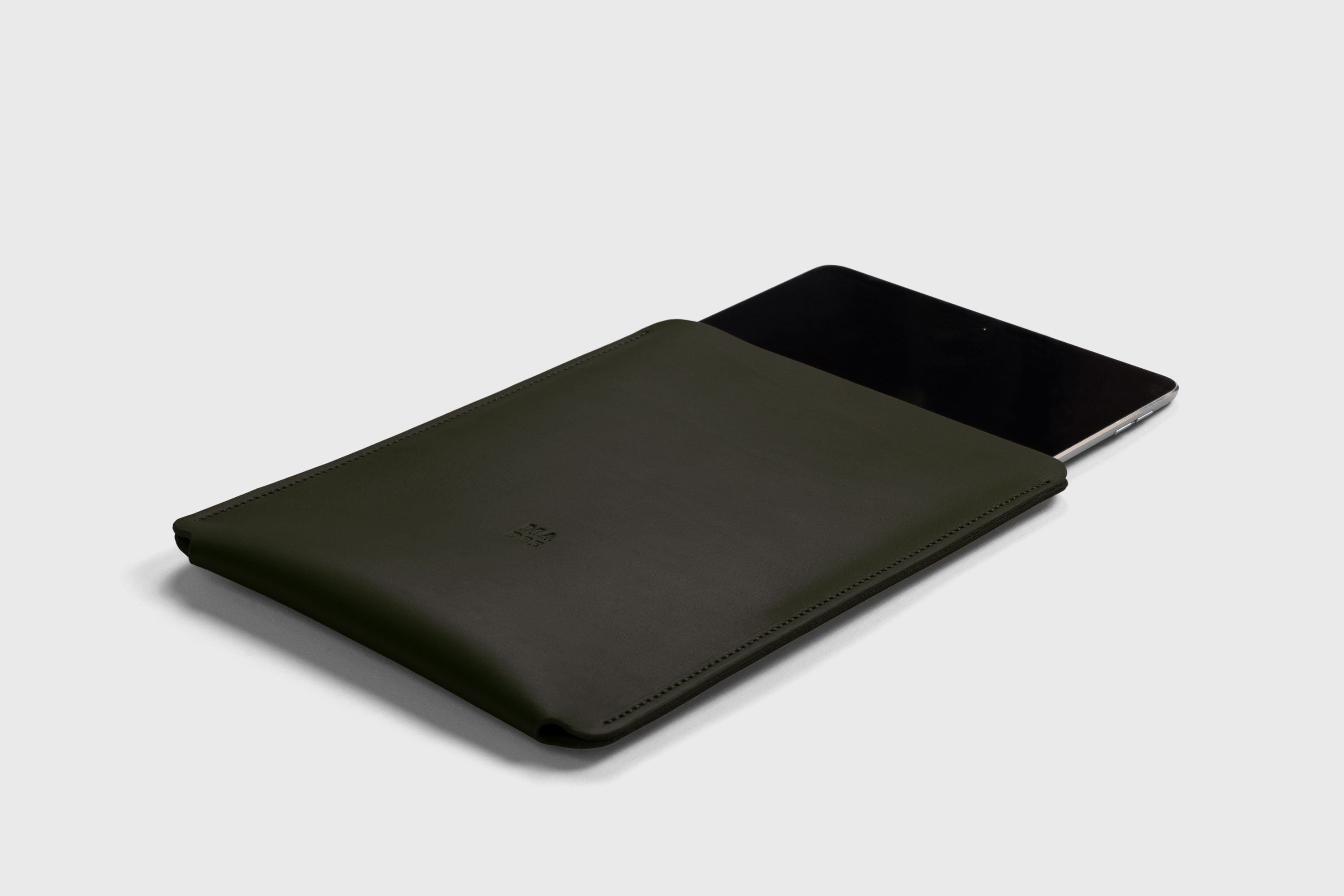 Leather Slip Sleeve For iPad Olive Green Color Premium Handcrafted Quality Full Grain Vegetable Tanned Leather Minimalistic Modern Independent Designer Atelier Madre Manuel Dreesmann Barcelona Spain