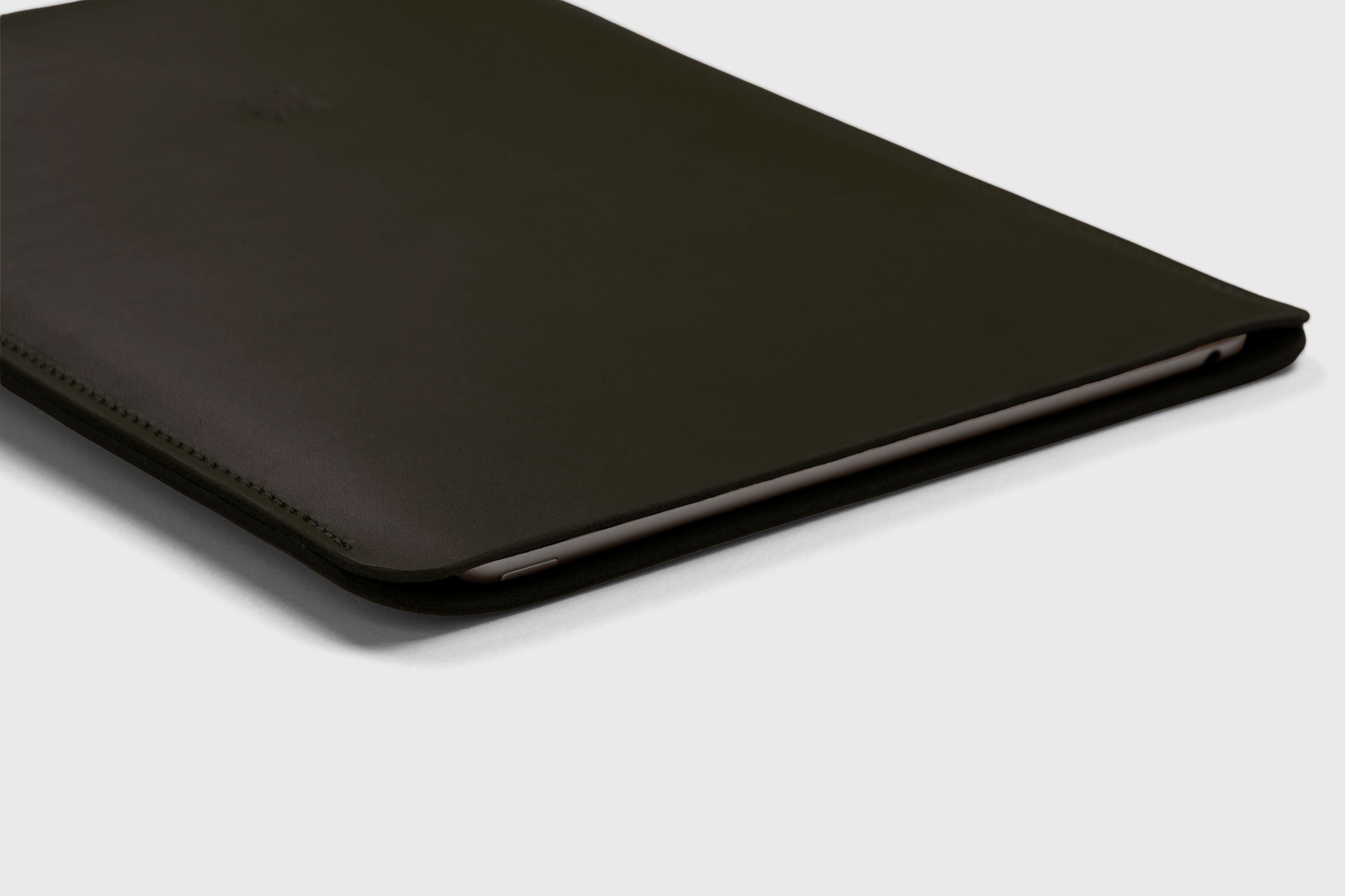 Leather Slip Sleeve For iPad Olive Green Color Premium Handcrafted Quality Full Grain Vegetable Tanned Leather Minimalistic Modern Independent Designer Atelier Madre Manuel Dreesmann Barcelona Spain