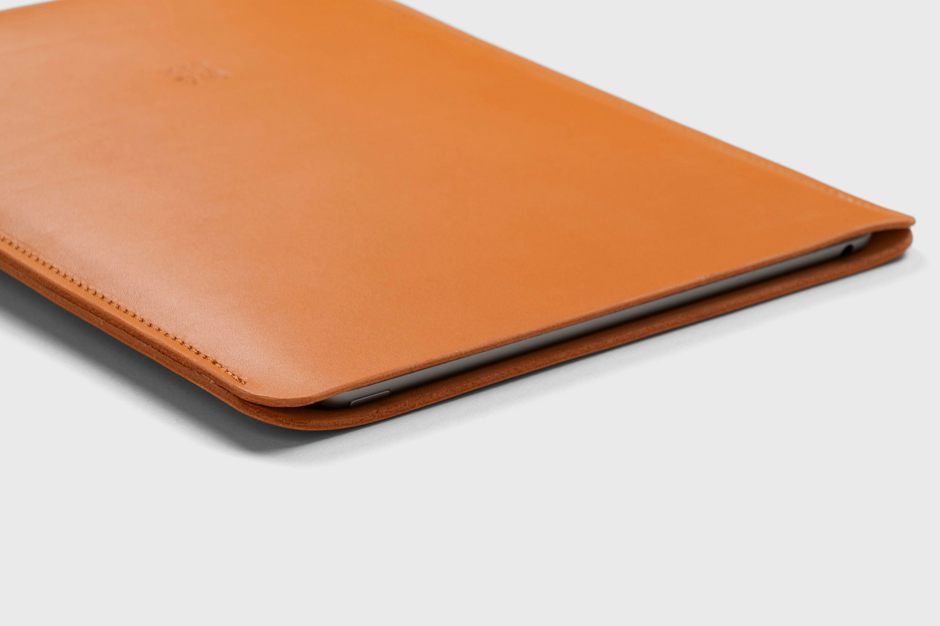 Leather Slip Sleeve For iPad Orange Color Premium Handcrafted Quality Full Grain Vegetable Tanned Leather Minimalistic Modern Independent Designer Atelier Madre Manuel Dreesmann Barcelona Spain