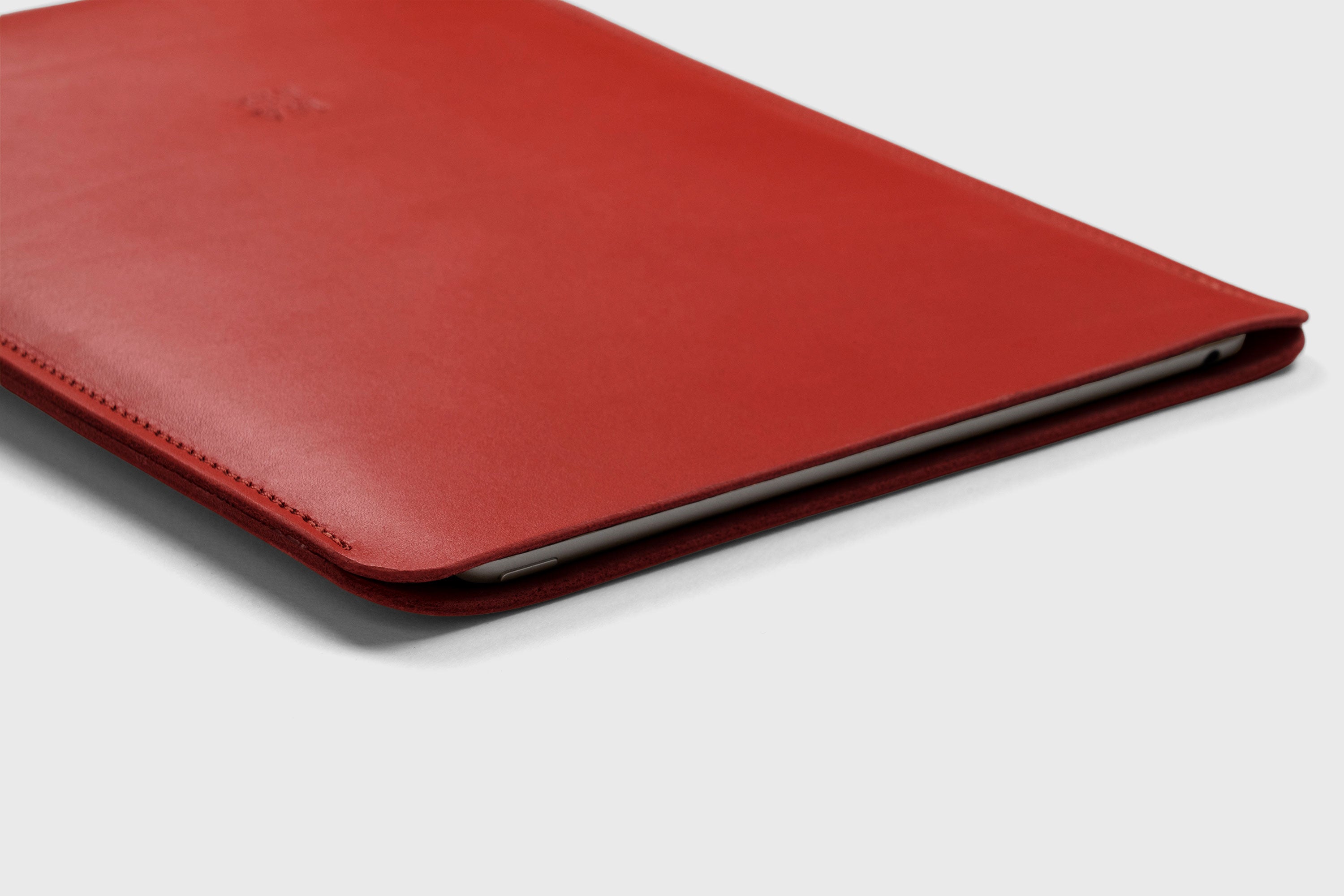 Leather Slip Sleeve For iPad Red Color Premium Handcrafted Quality Full Grain Vegetable Tanned Leather Minimalistic Modern Independent Designer Atelier Madre Manuel Dreesmann Barcelona Spain