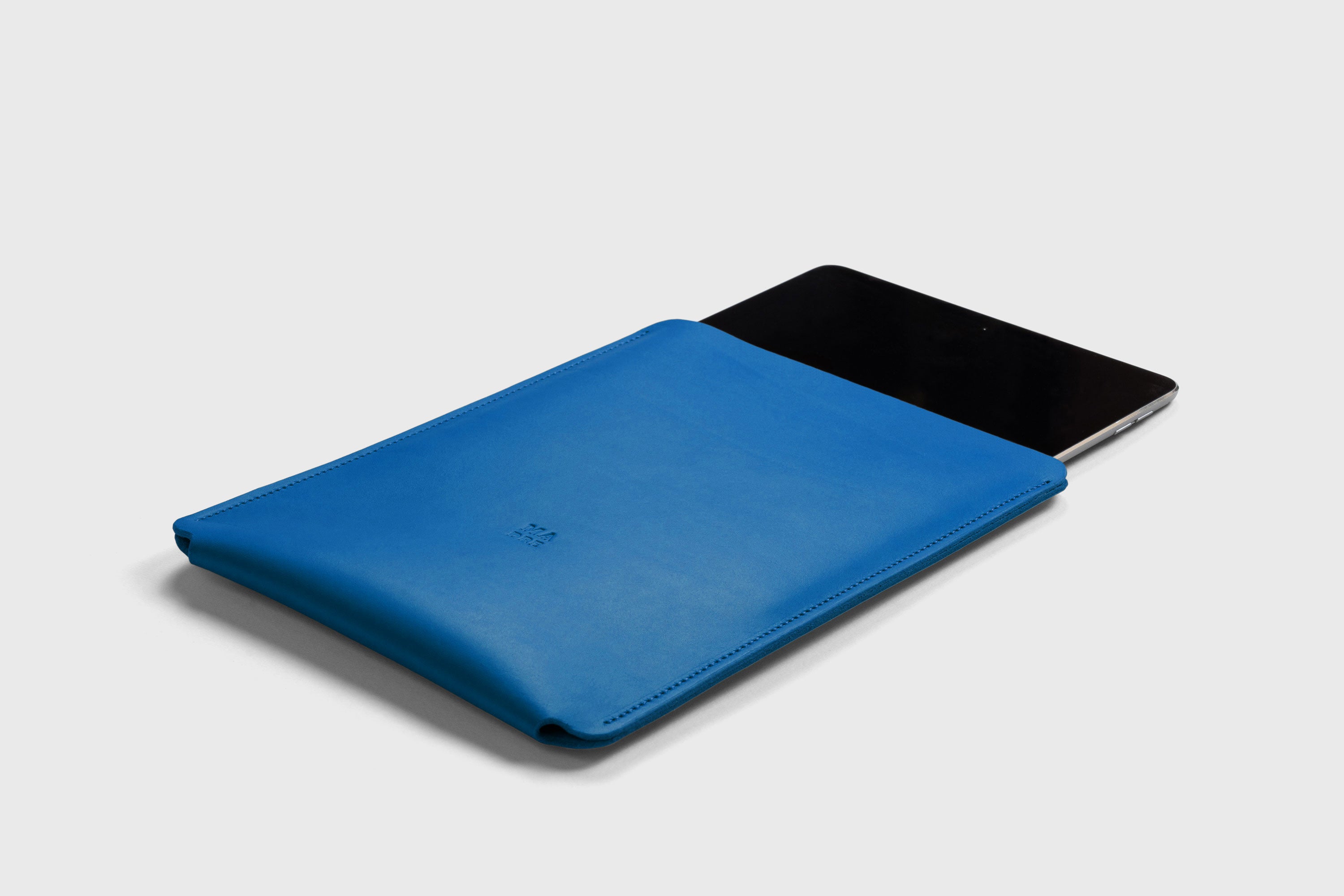 Leather Slip Sleeve For iPad Royal Blue Color Premium Handcrafted Quality Full Grain Vegetable Tanned Leather Minimalistic Modern Independent Designer Atelier Madre Manuel Dreesmann Barcelona Spain