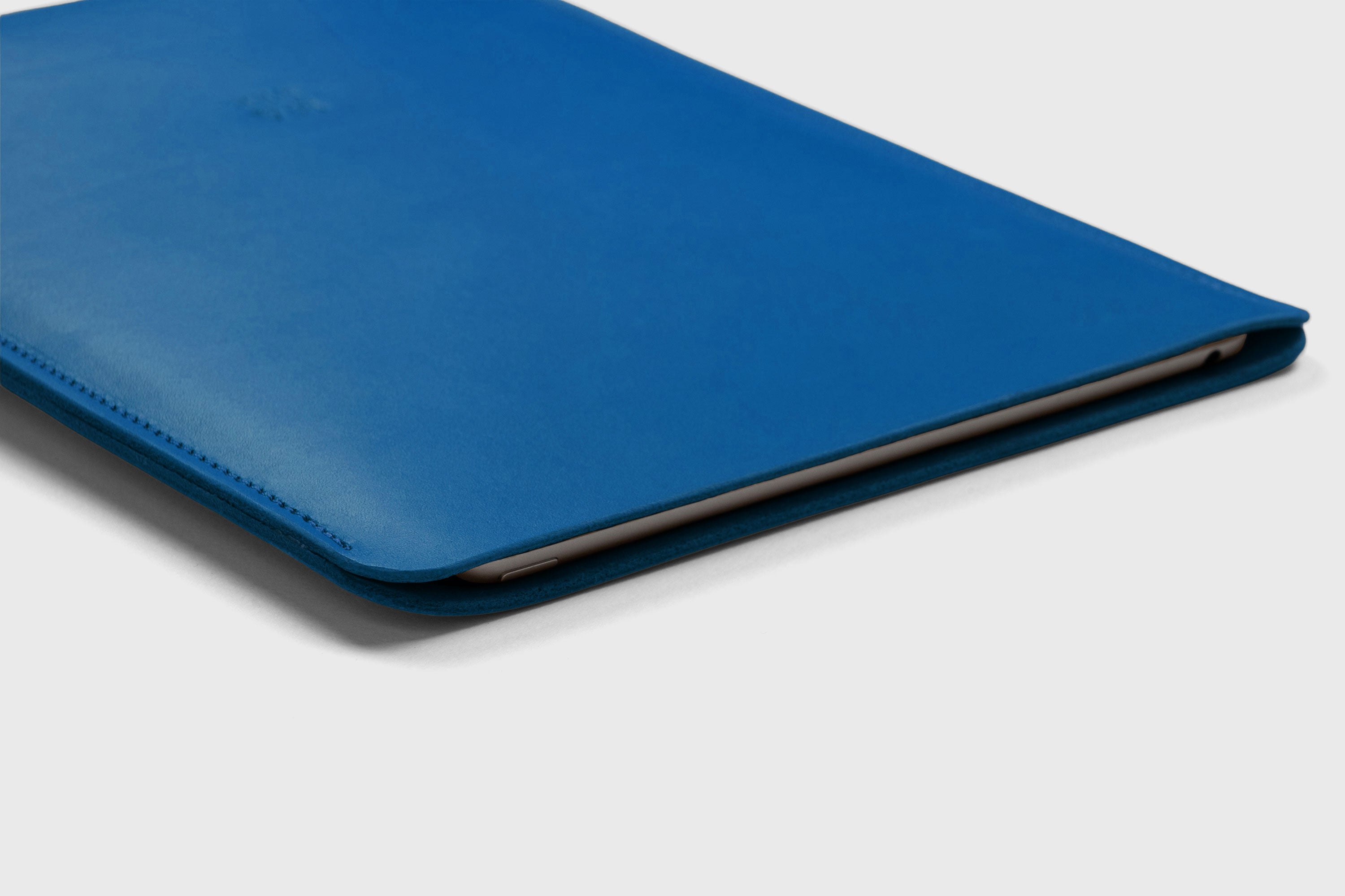 Leather Slip Sleeve For iPad Royal Blue Color Premium Handcrafted Quality Full Grain Vegetable Tanned Leather Minimalistic Modern Independent Designer Atelier Madre Manuel Dreesmann Barcelona Spain