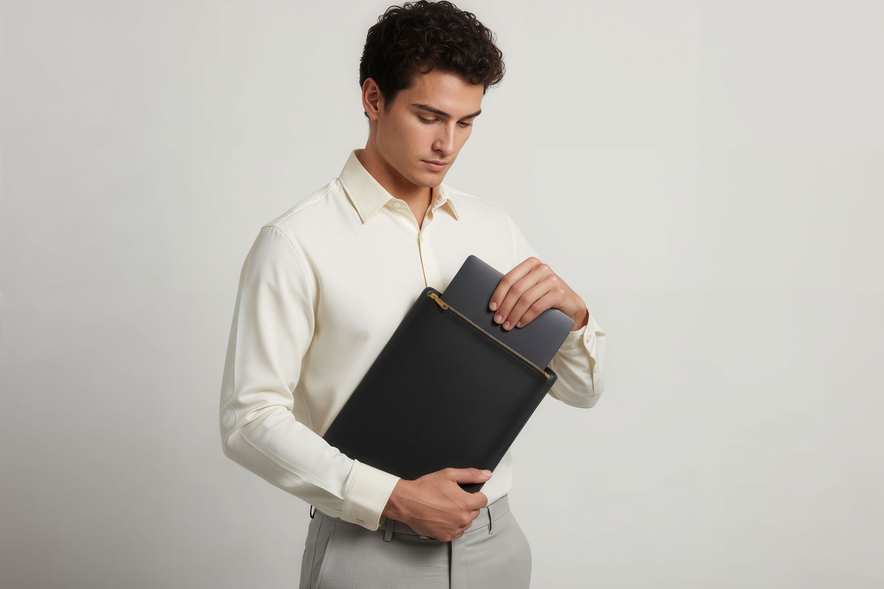 MacBook Sleeve Zipper Black Leather Vertical On Man Model Grey Background Minimalistic Premium Design Atelier Madre Manuel Dreesmann Barcelona